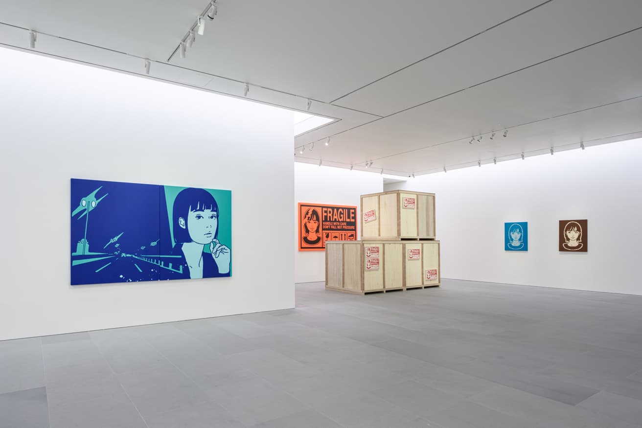 原点ともいえるステッカーを元にした絵画作品といったこれまでの作品とともに、手前に新作が飾られる。