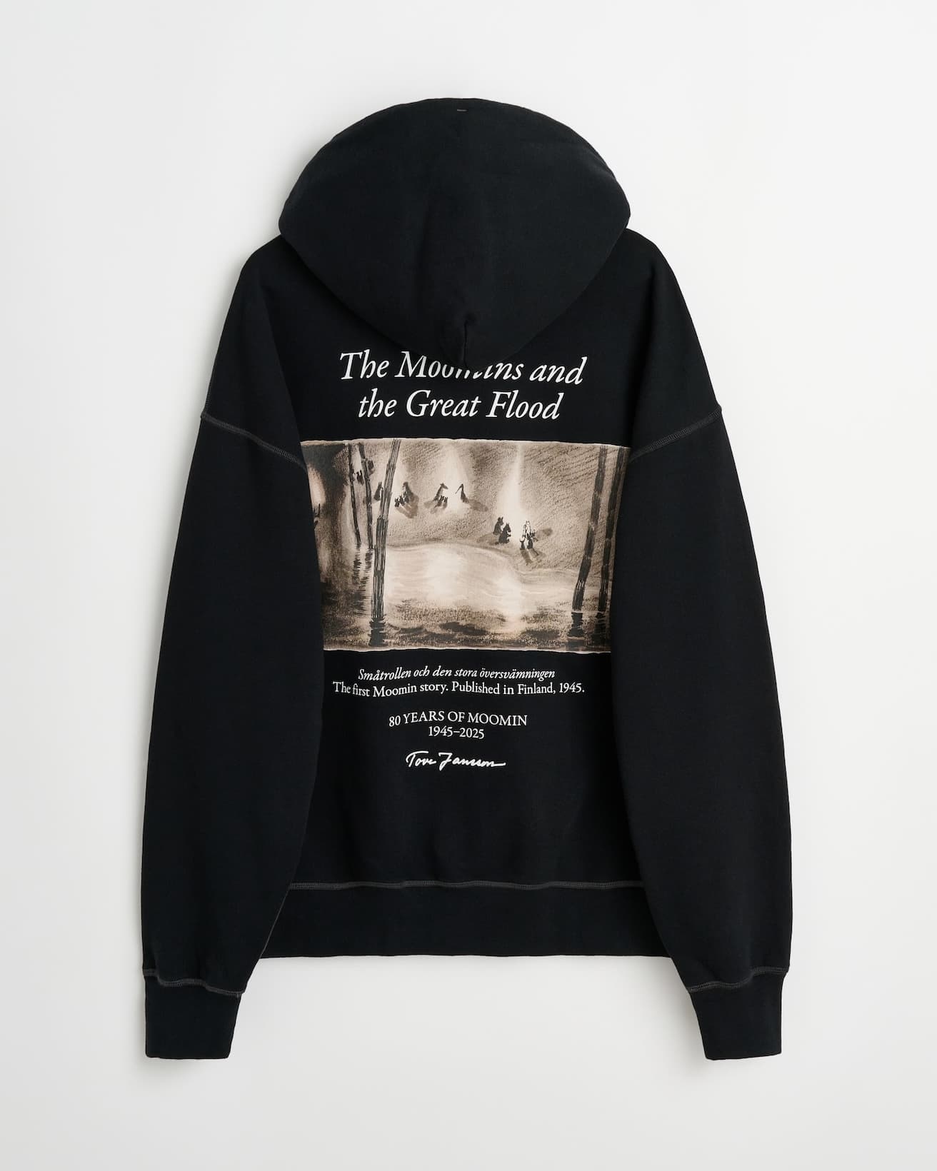 ブランド初のフーディは、ゆったりとしたドロップショルダーシルエットで内側は起毛仕上げのコージーな着心地。背面には「Småtrollen och den stora översvämningen」(「小さなトロールと大きな洪水」)がスウェーデン語であしらわれている。オーガニックコットン100%のフリース素材。《Moomin Buddy hoodie》各40,000円。