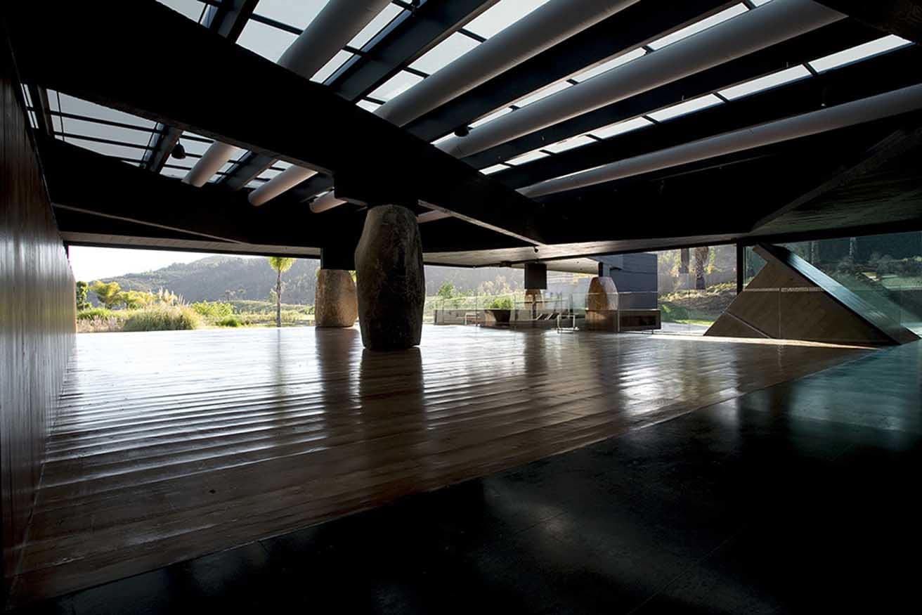 巨石が天井を支える、サンティアゴのレストラン〈Mestizo〉（2007年）photo_courtesy of Gonzalo Puga
