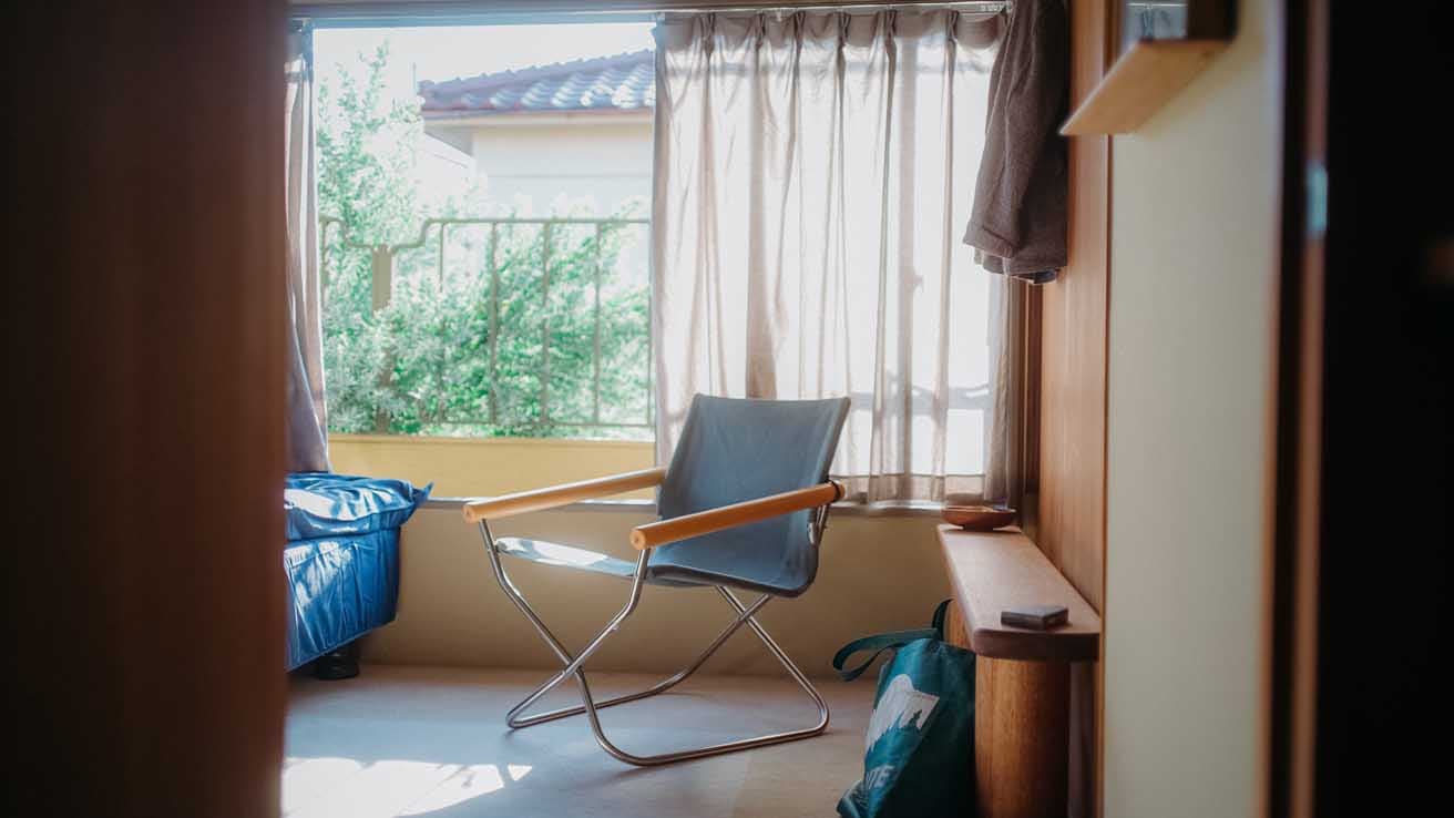 窓辺に置かれた一脚。光とともに、その佇まいが際立つ。
