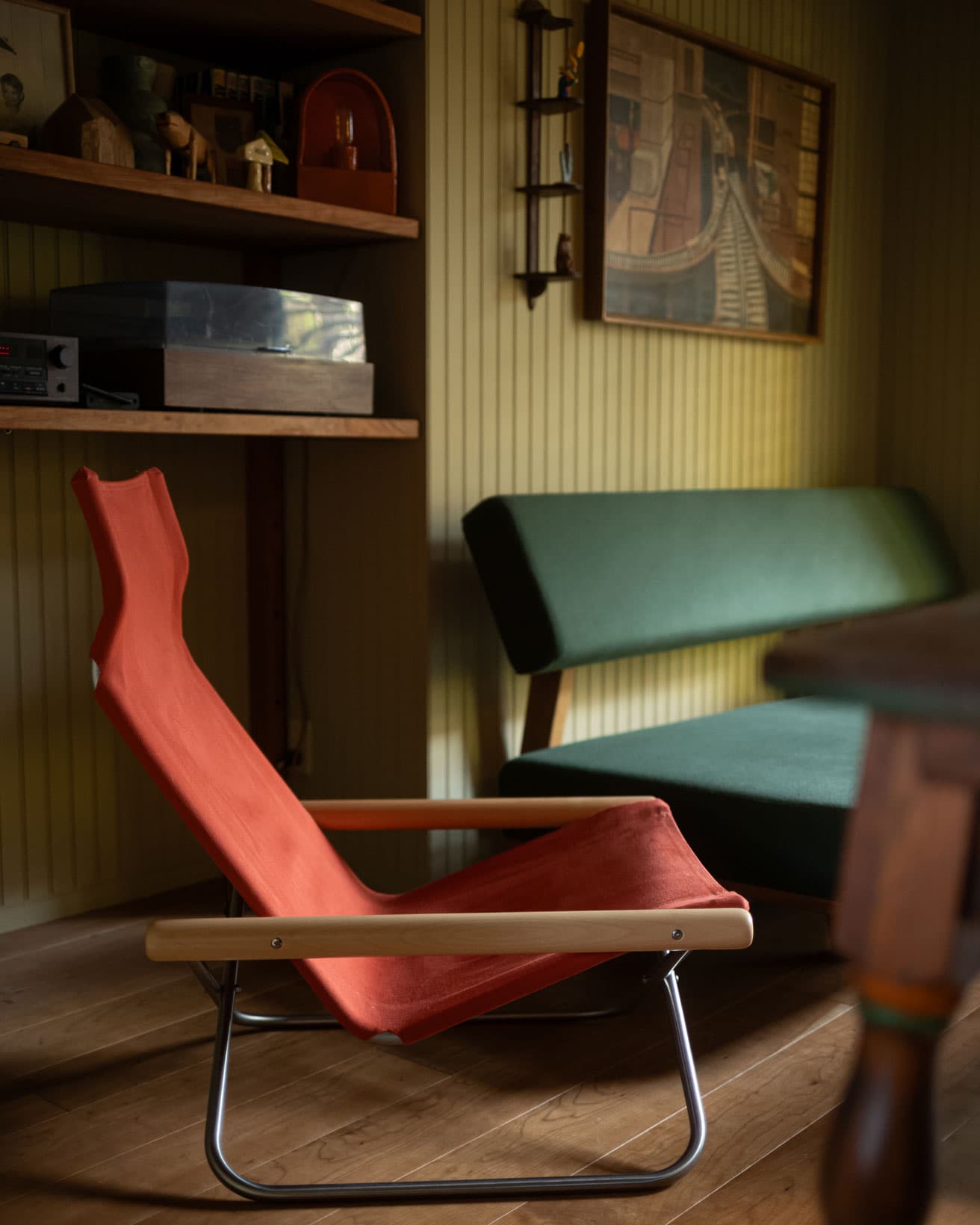 松島さんが自宅で愛用している《ニーチェアエックス》。空間に自然と溶け込む軽やかな構造と柔らかな座り心地が、日常に静かな余白を生む。
