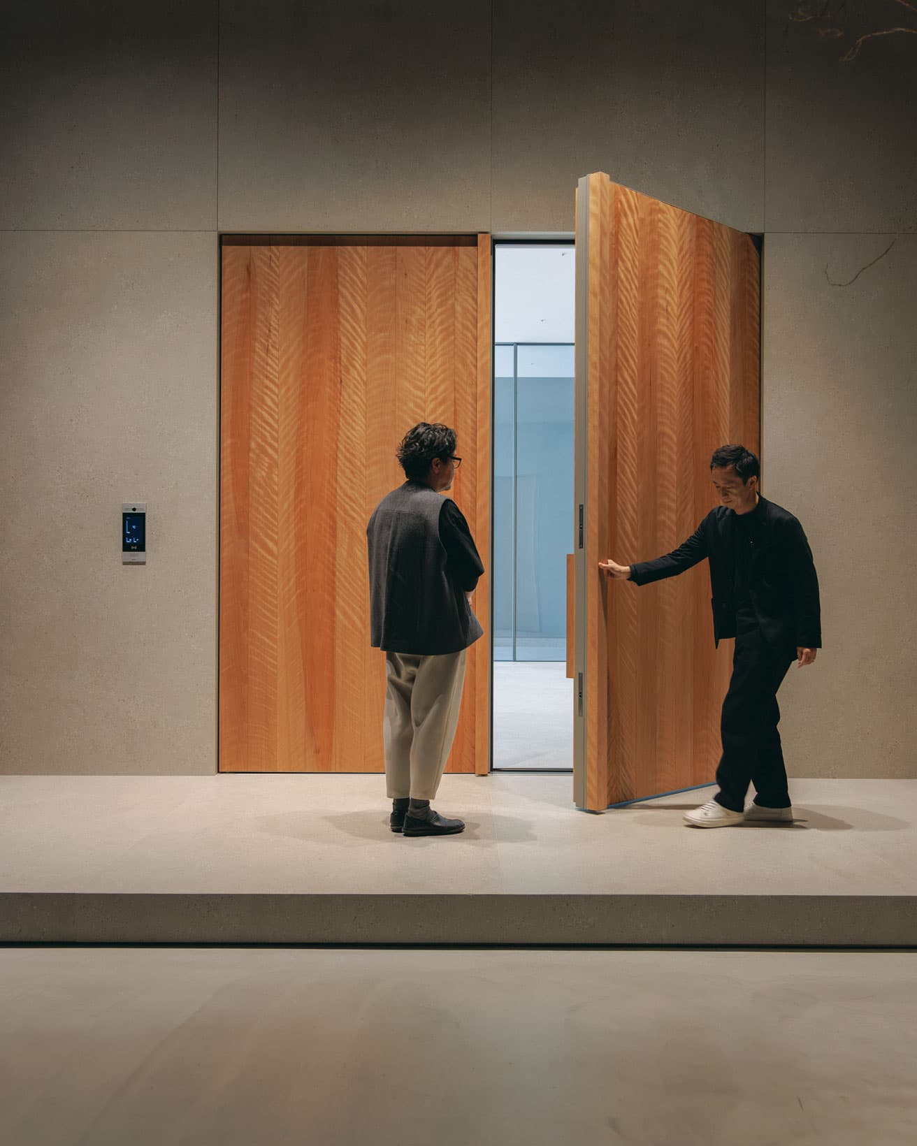 ミズナラの天然木を使用した展示品のエントランスドア。