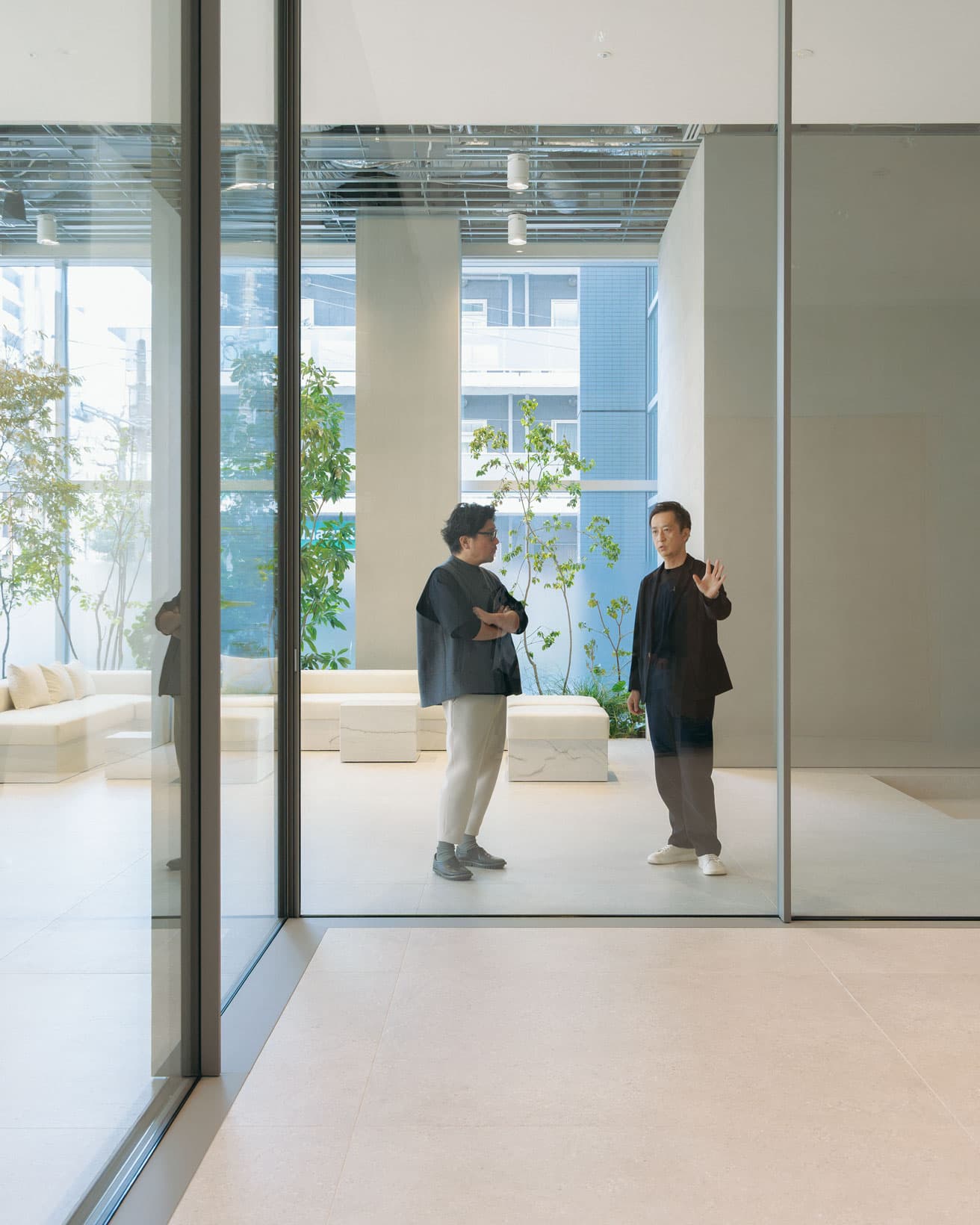 訪ねてきた倉本仁（左）を井上貴之が案内、デザインの細部まで説明する。