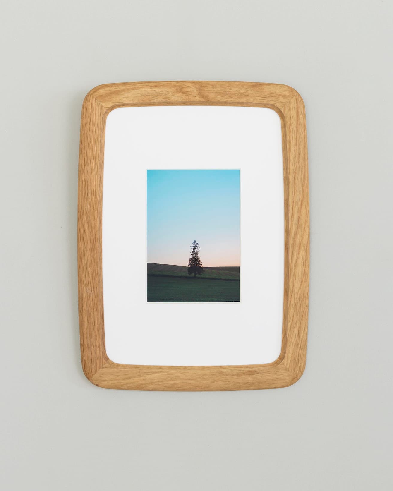写真を飾ると空間が変わる。小さな家具のような〈+precious by