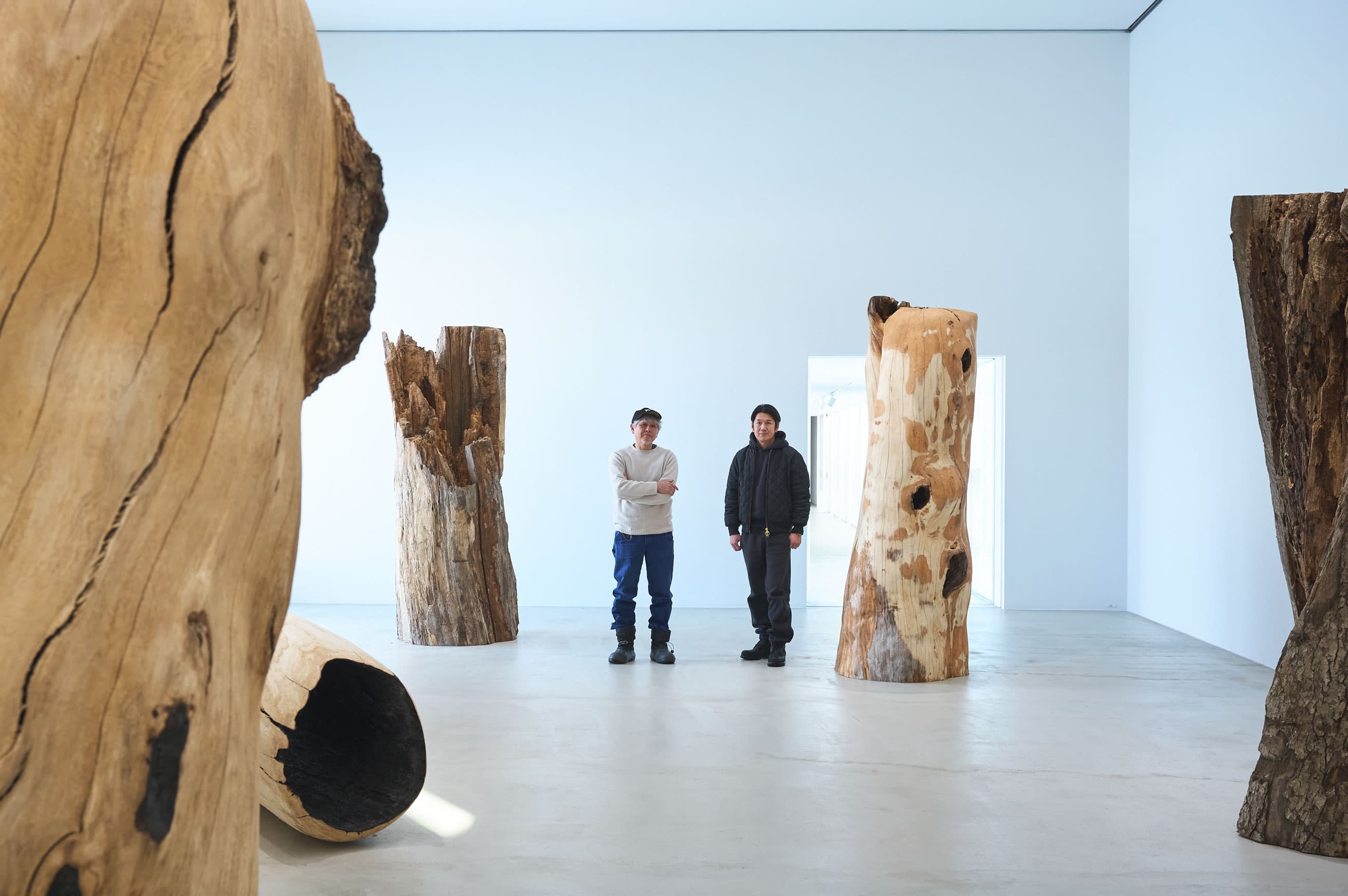 【奈良美智、青森の展覧会へ：国松希根太編】十和田の風景から生まれた巨木の彫刻。