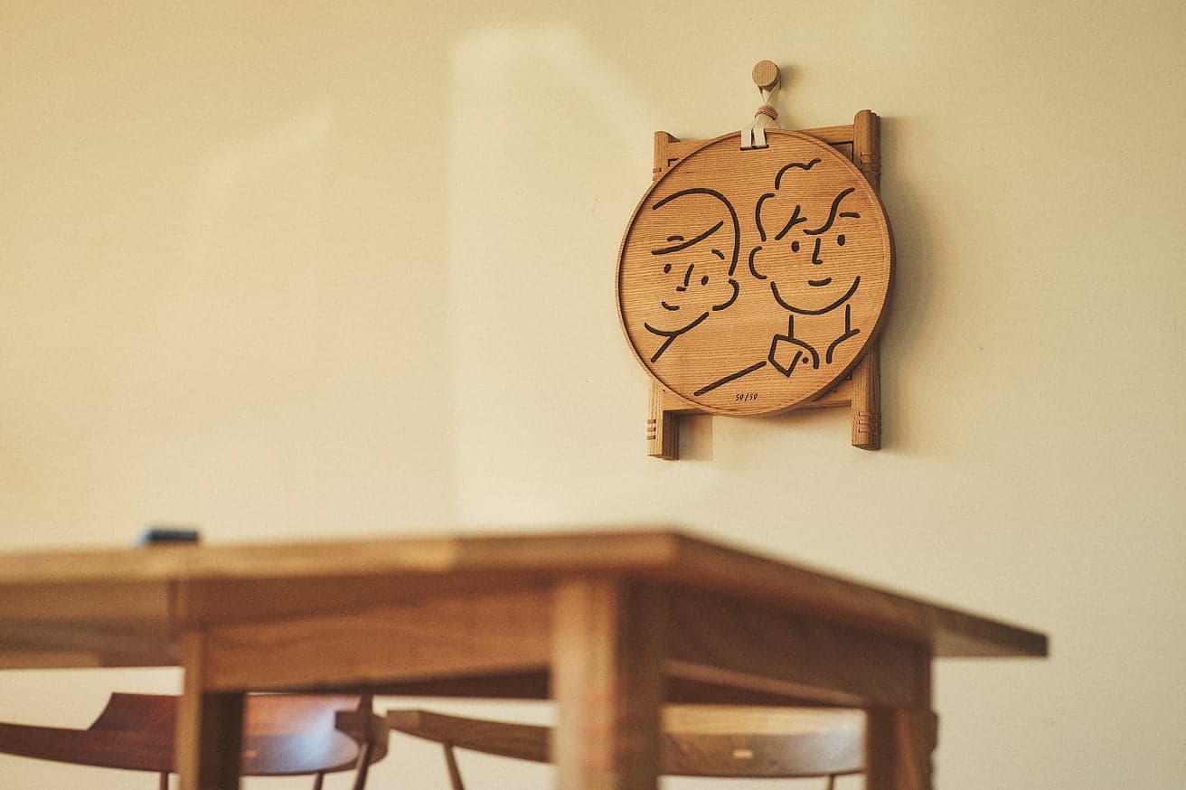 サイドテーブル《patol side table feat. Yu Nagaba》は、折りたたんで壁に飾ることもできるのが特徴。394,900円（税込）。43×50cm（折りたたみ時：43×4×55cm）。 素材は天然木（木部：栗、紐：絹）オイル仕上げ。