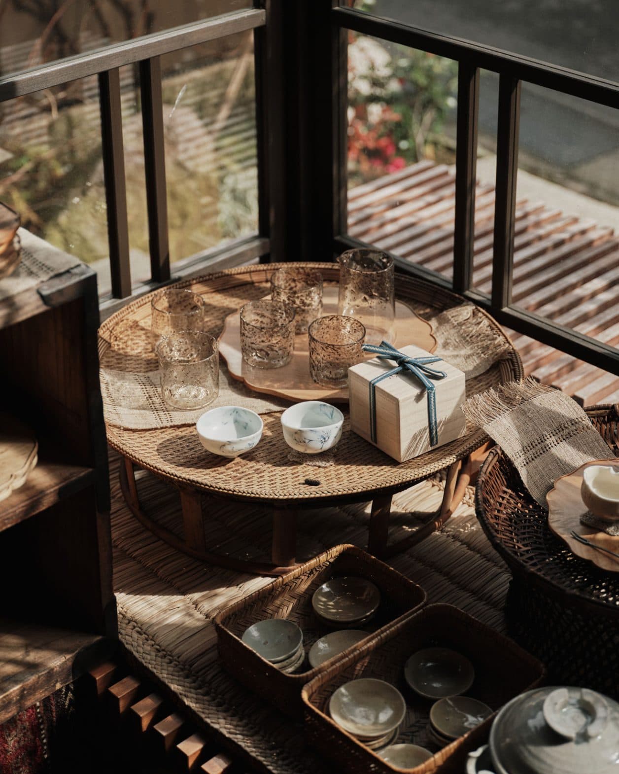 古い町家を改修し、濡れ縁のある店に。金沢・観音町に灯った、暮らしに寄り添う生活工芸店〈shio〉へ。