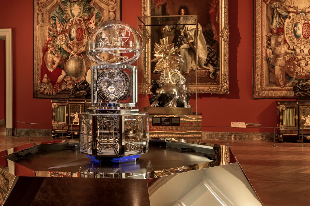 2016年に〈ルーヴル美術館〉所蔵の18世紀の傑作《天地創造》（写真左）の修復を契機に、2019年、同館とのパートナーシップを発表した。