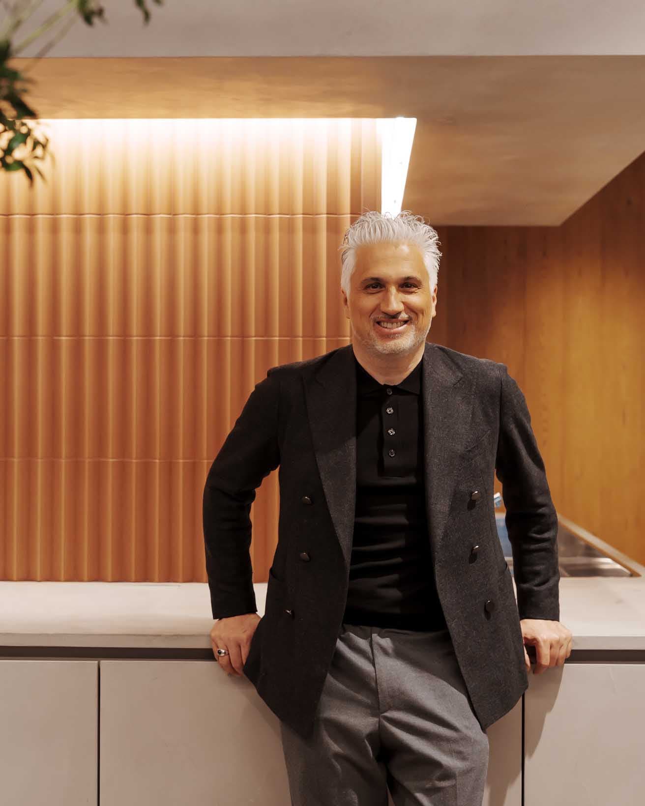 ムティナ共同創業者、ミシェル・ダッラフィオラ。撮影場所は〈ITOKI DESIGN HOUSE TOKYO〉。ロナン＆エルワン・ブルレックによる《Rombini》タイルが設置されている。「日本でもムティナに興味を守ってくれる建築家やデザイナーの人々がどんどん増えているので嬉しいです」と満面の笑み。 photo_Takuya Neda