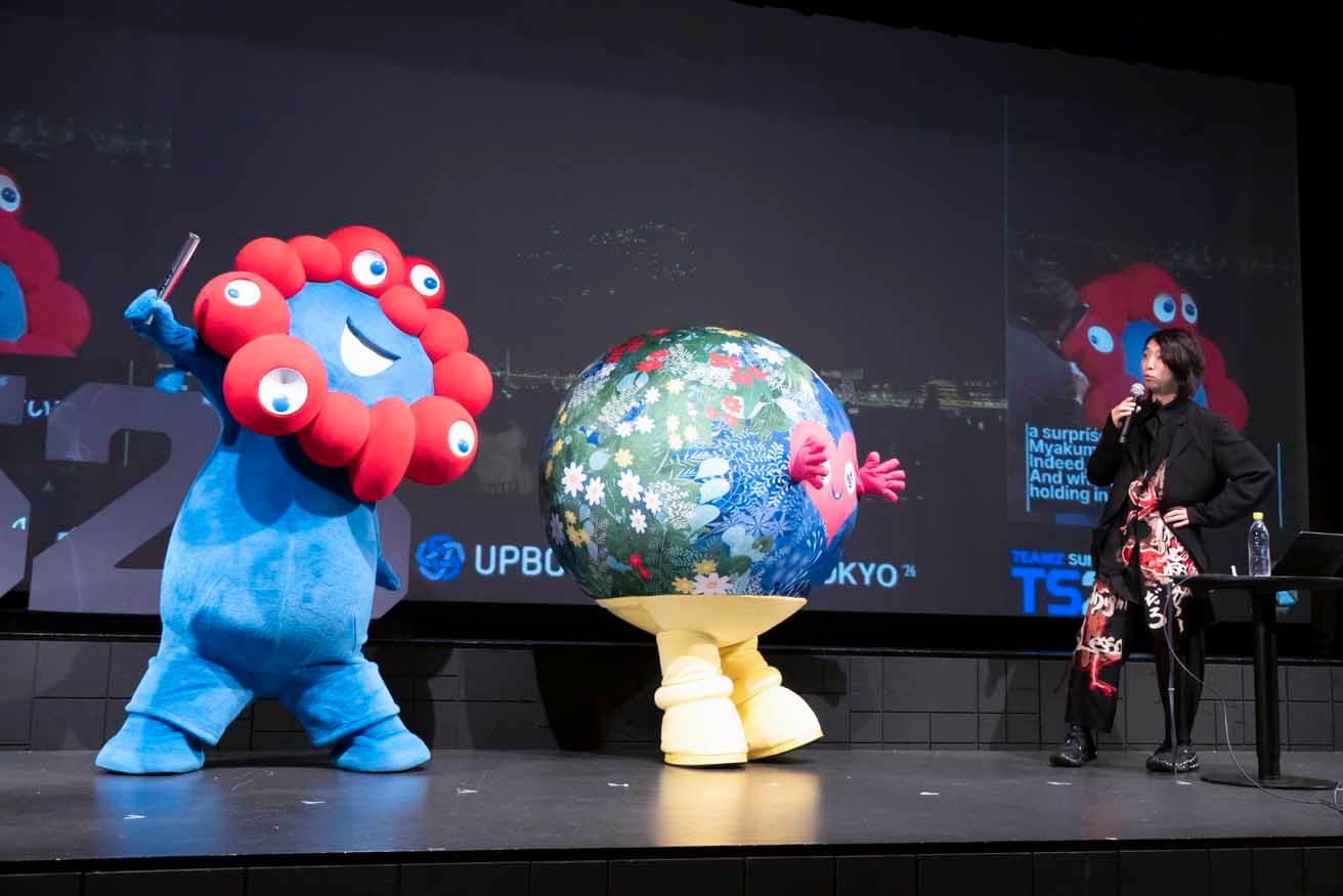 ミャクミャクからトゥンクトゥンクへのバトンパスの儀式は、3月に「GREEN×EXPO 2027」1年前を記念して横浜みなとみらいで行われたドローンショーでの演出を模した。 photo_Keiko Nakajima 