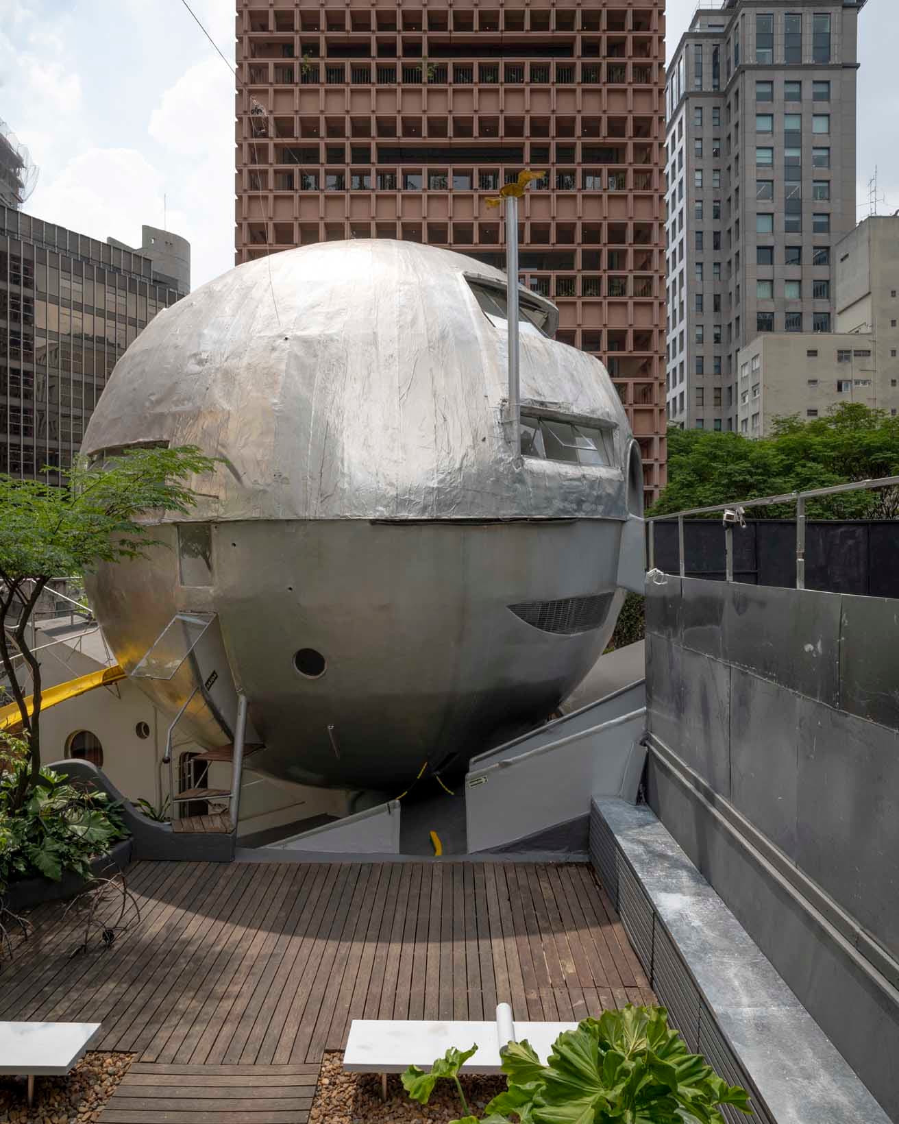 全4フロア、延べ床面積135㎡の〈カーザ・ボーラ（ボールの家）〉。これまで水色、黄色、黒など何度も外壁が塗り替えられてきた。手前の物件は、ロンゴが不動産投資による高層建築の建設を嫌って購入した土地にガレージ兼倉庫を建てたもので、このたび「ABERTO5」展のメイン会場となった。