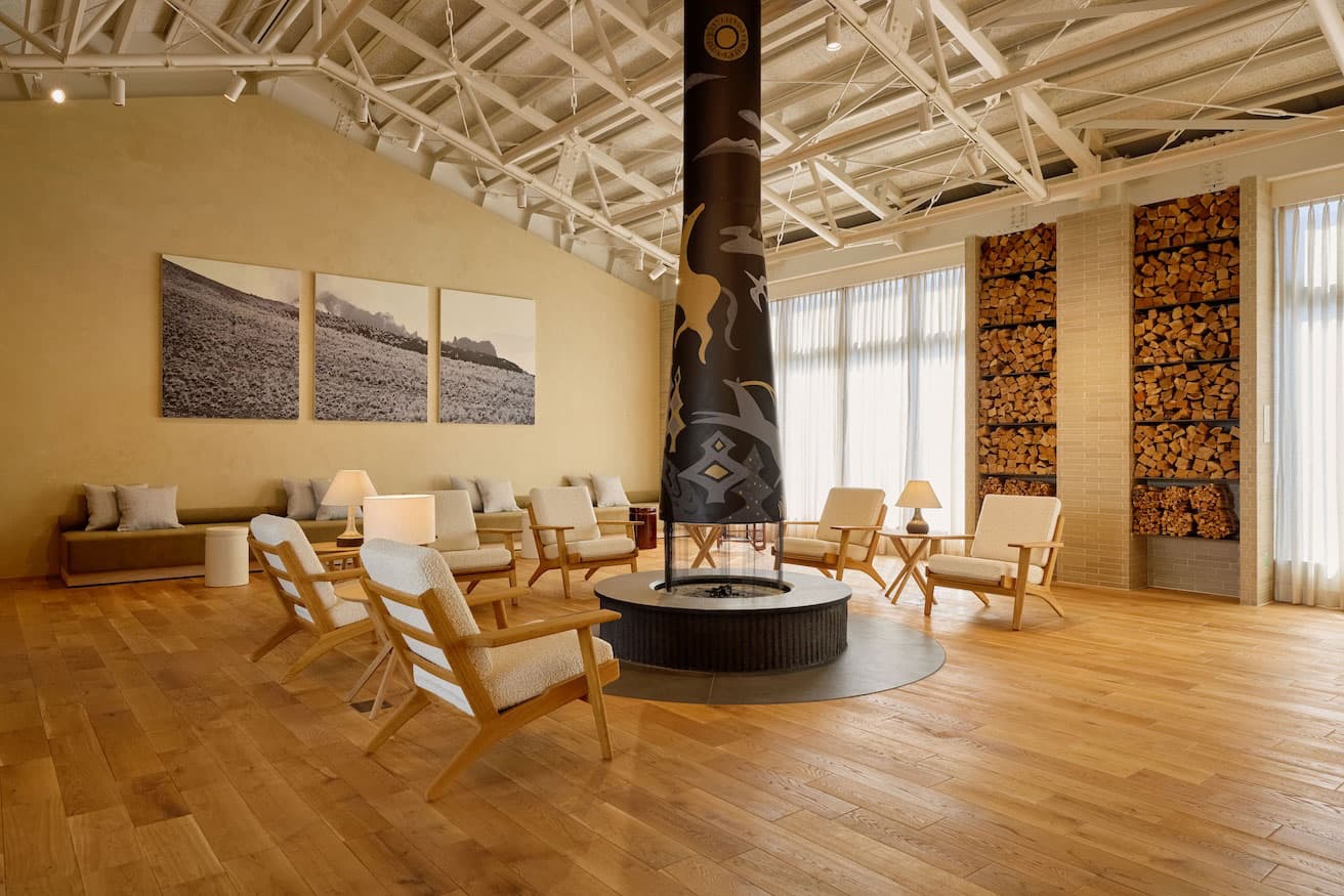 ロビーには、暖炉があり、温かくゲストを迎えてくれる。まずはハンス J. ウェグナーの《CH28P ラウンジチェア》やシェーカーのロッキングチェアに座って、軽井沢の空気に浸りたい。煙突の絵は東京と軽井沢の2拠点生活をしている画家の平澤まりこによる。絵のテーマは「軽井沢のなかまとの共存、共鳴」。