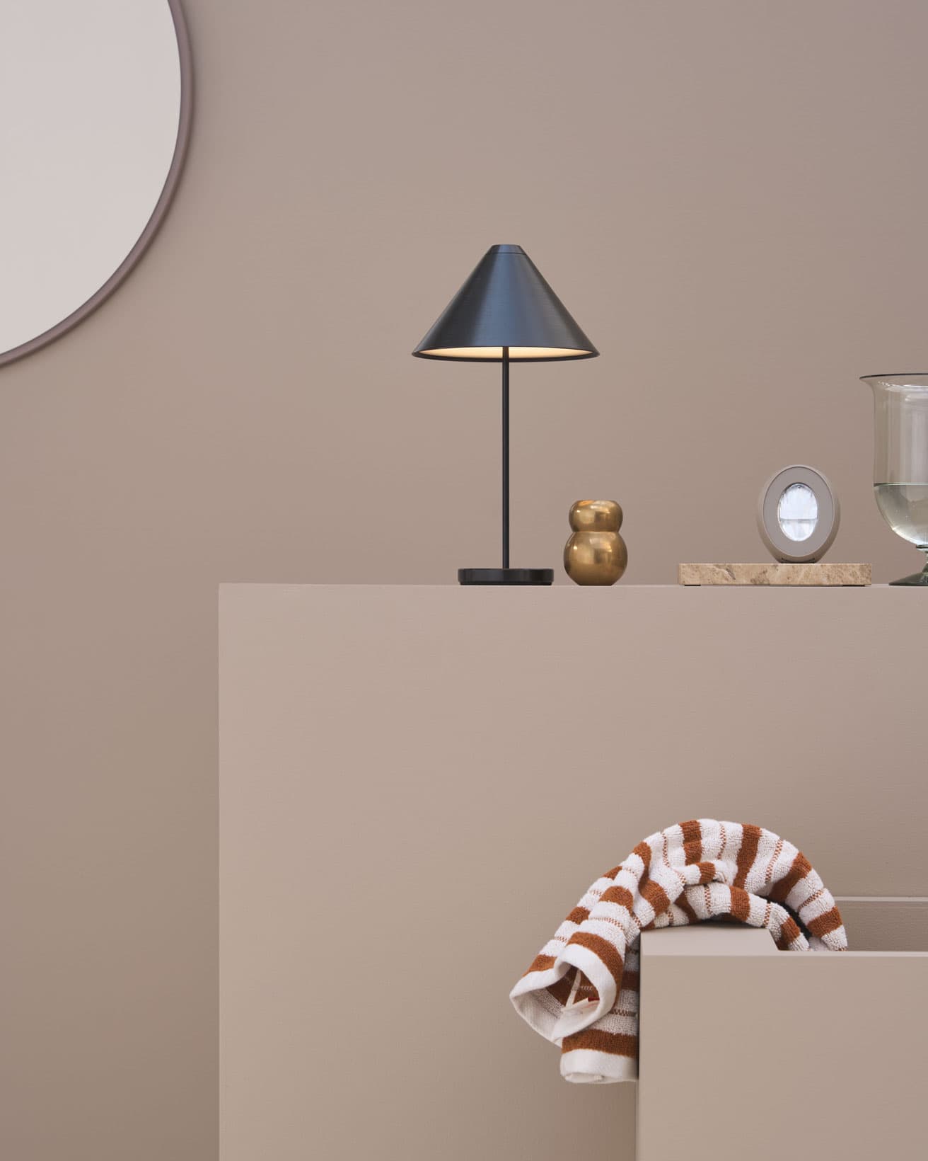 重厚な雰囲気の大理石の上にファブリーズを置くと、また違った印象を受ける。