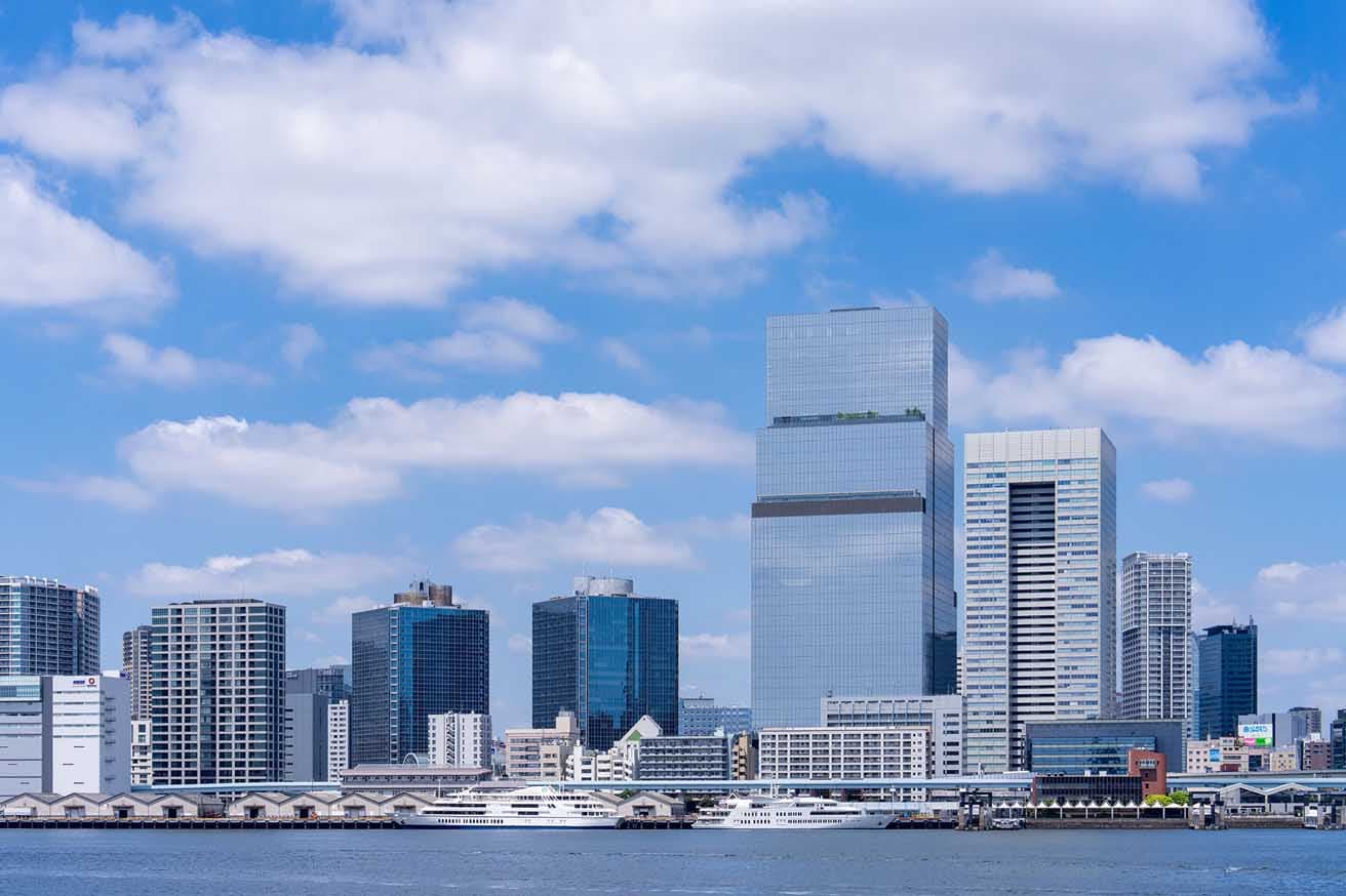 透明感と輝きをあわせもつ〈BLUE FRONT SHIBAURA〉。左が一期で完成した「TOWER S」。 photo_近代建築社
