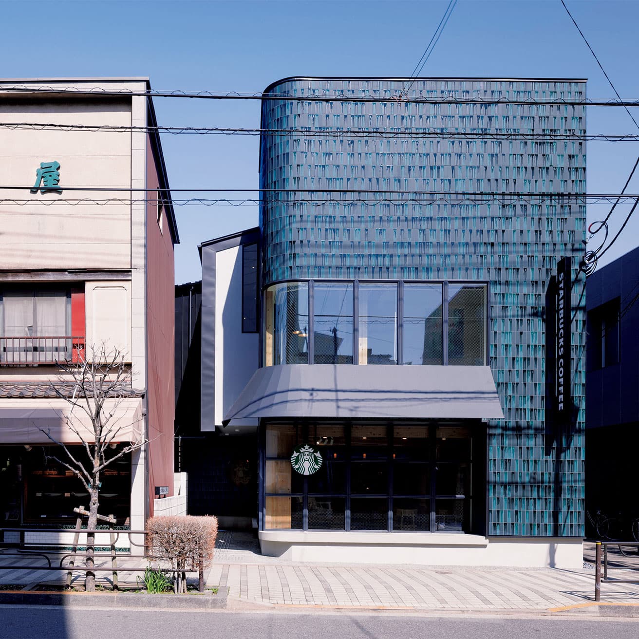 常滑のタイルが美しい外観。HAGISOは谷中を拠点に設計から店舗運営まで手がける設計事務所。(c) Starbucks Coffee Japan