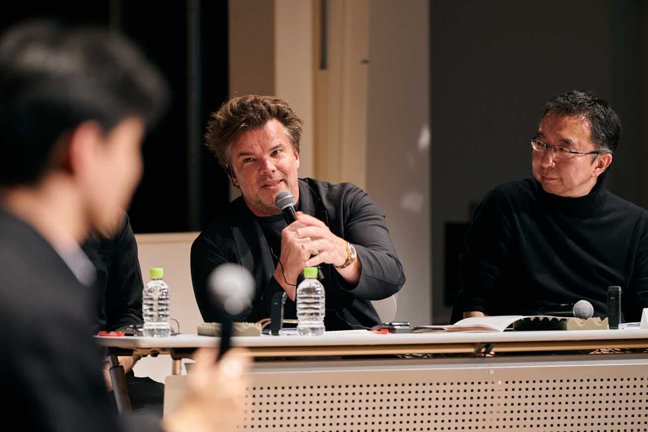 質疑応答の様子。ビャルケ・インゲルス（中）、藤本壮介（右）。