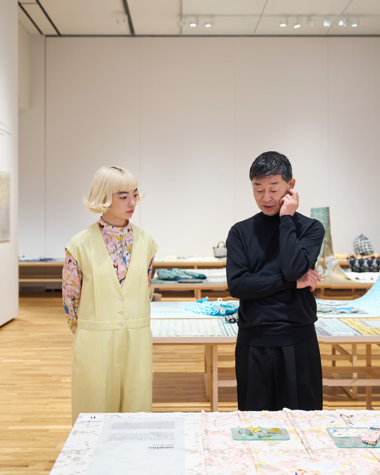 《surplus》のパターンが誕生したストーリーに耳を傾けるアオイヤマダ。