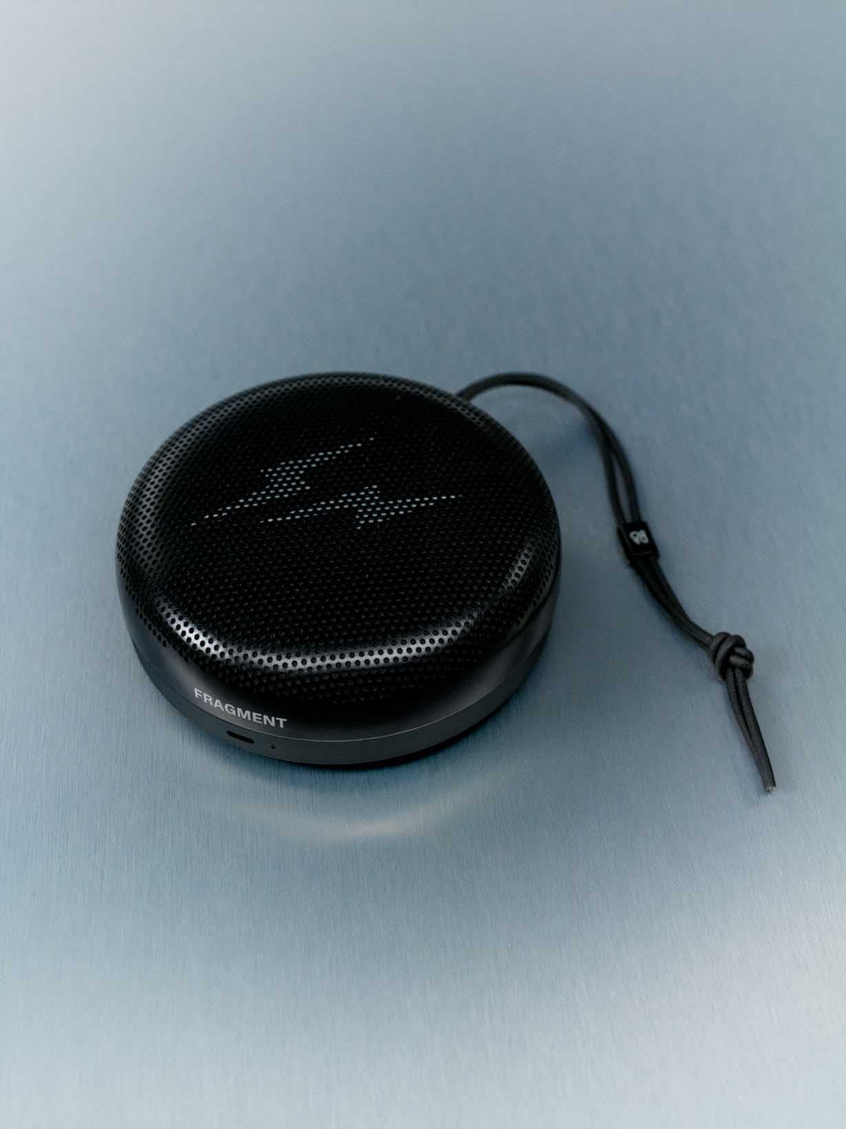 防水仕様で360度サウンドを実現したポータブルBluetoothスピーカー。フラグメント仕様の高光沢ブラックアルマイト加工が施され、上部に二重の稲妻マークが刻まれている。〈Beosound A1〉64,000円。
