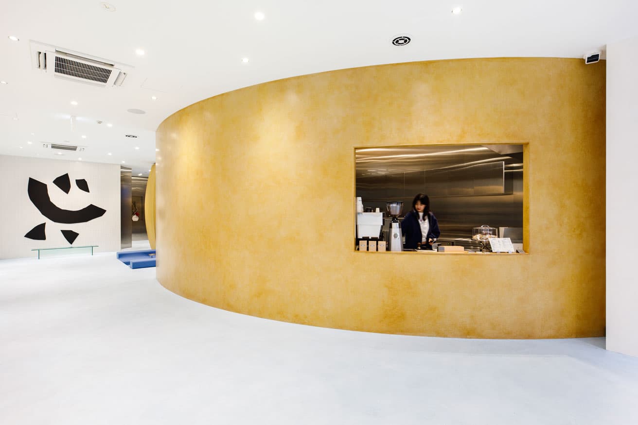 裏原宿にオープンしたアパレルショップ併設のカフェ〈PANTRY by madhappy〉。ローカルなパートナーとのコラボレーションメニューも提供している。