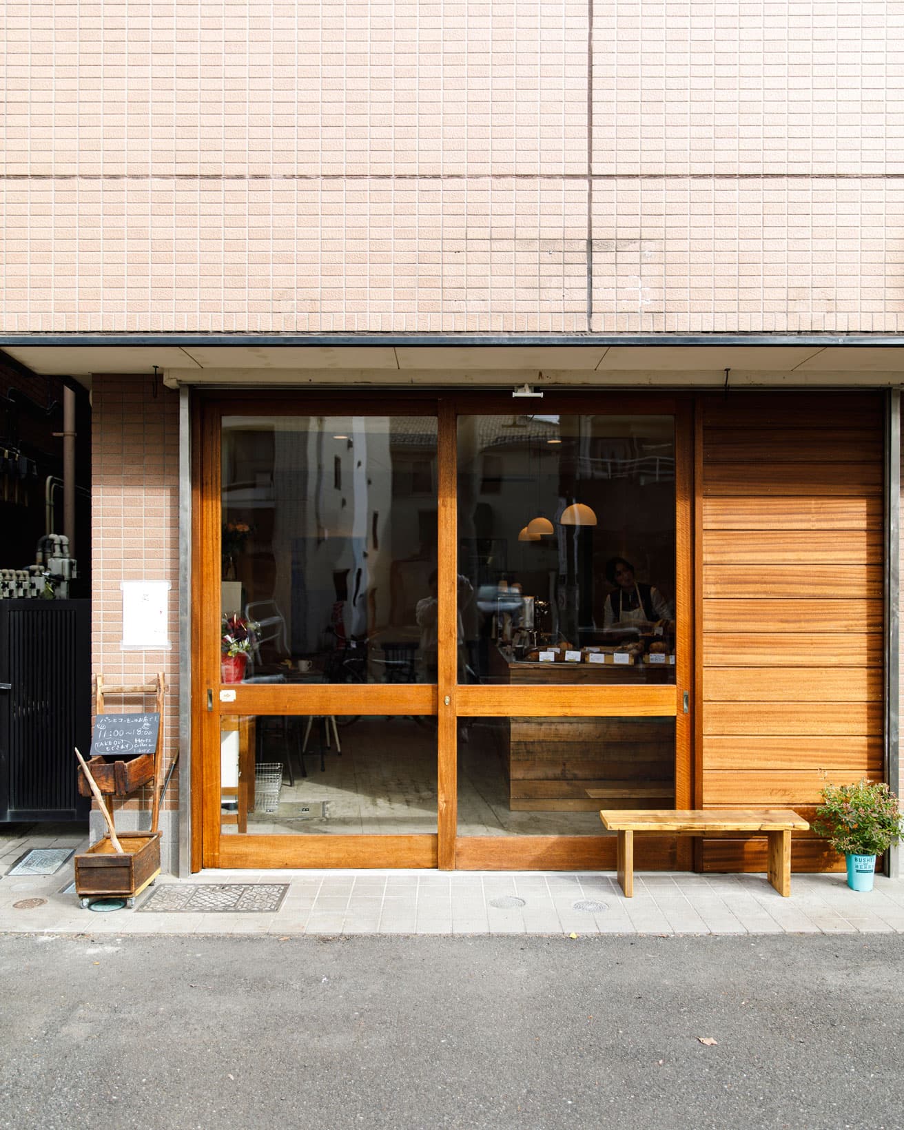 〈Hertz coffee and bakery〉外観。暖かみのある木材で統一されている。