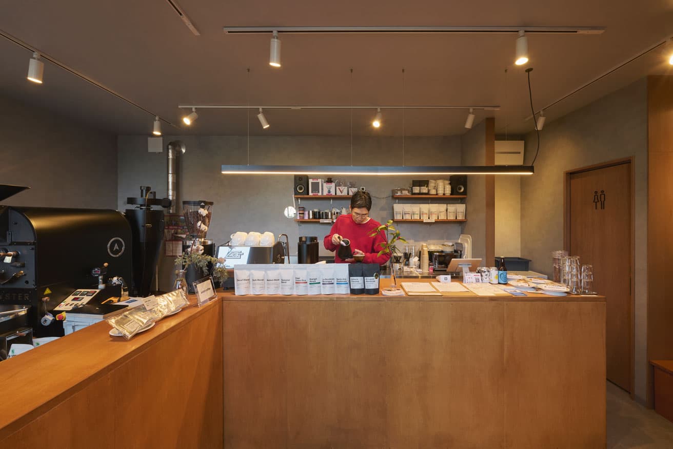 ウッド調の落ち着いた店内。店主の安藤久雄さんが個性豊かなコーヒーを届ける。