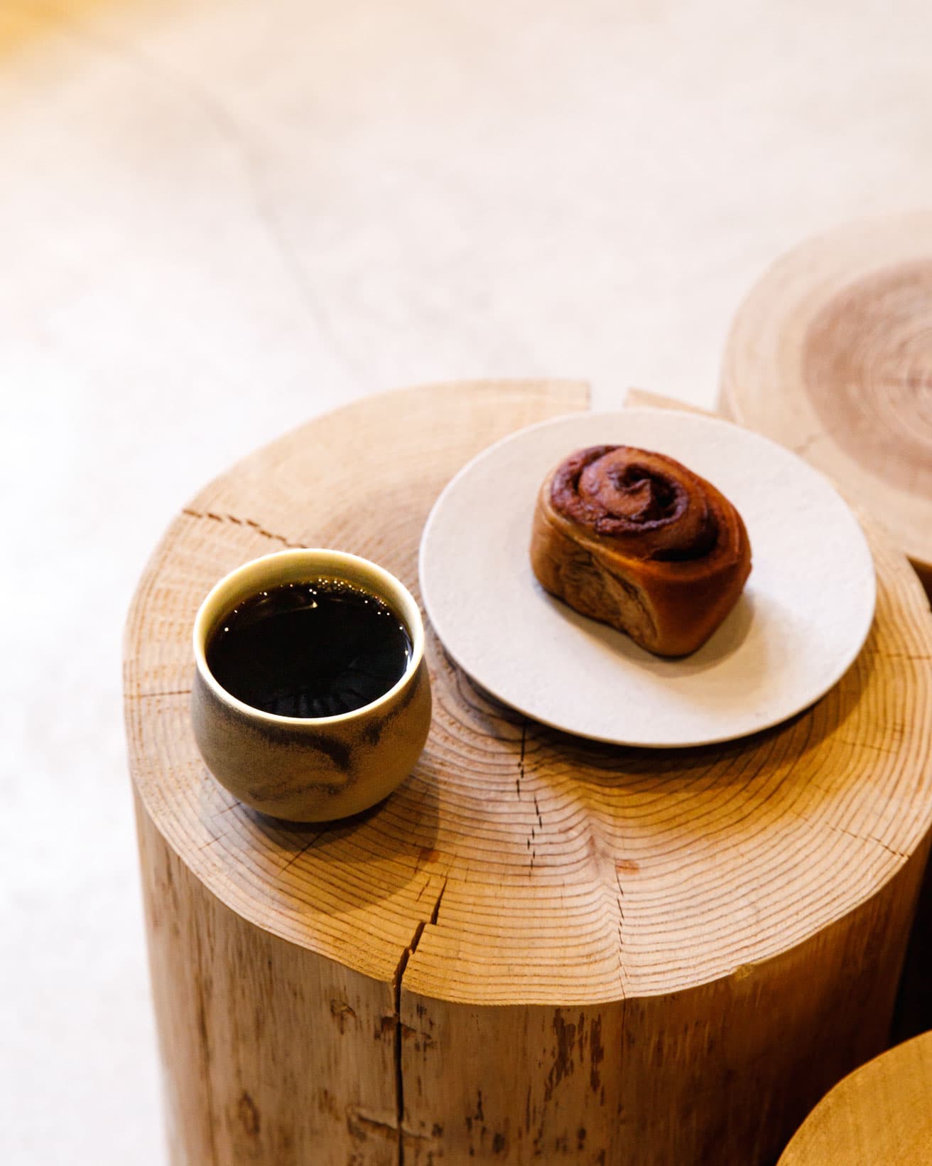 エスプレッソシナモンロールなどのフードはすべて自家製。味から素材までコーヒーと同様の強度でこだわる。