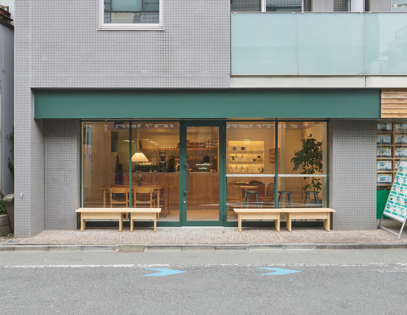 〈townsfolk coffee Tokyo〉外観。店内を見通すことのできる、開放感溢れたデザイン。対称性を故意に崩す、片方のベンチの微かな短さが心地いい。