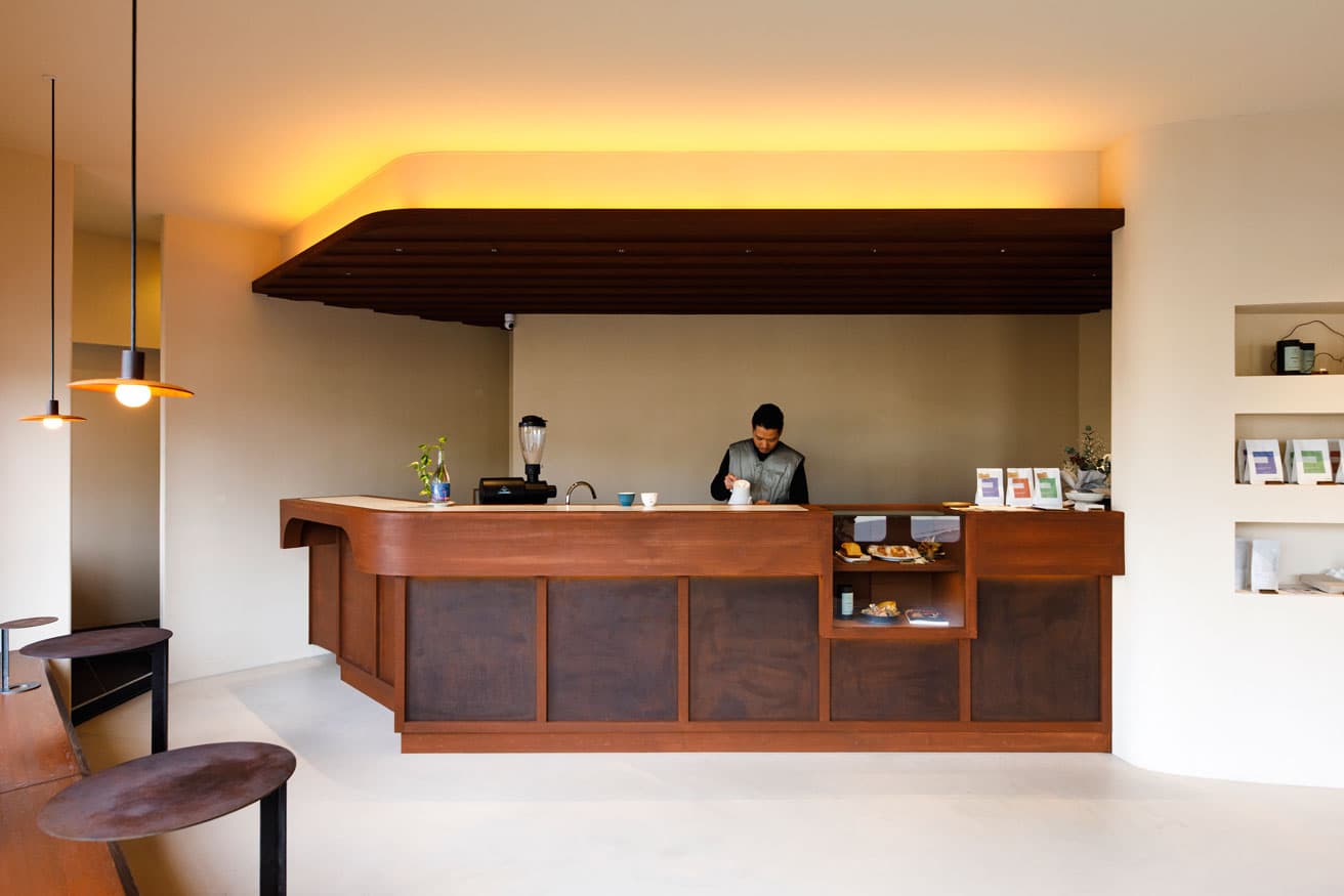 器具への強いこだわりも光る。エスプレッソマシンは〈Sanremo〉 F18、ドリッパーは台湾生まれのCT62、そしてグラインダーは〈Mahlkönig〉のE65SとEK43Sを、それぞれエスプレッソ用とハンドドリップ用で使い分けている。