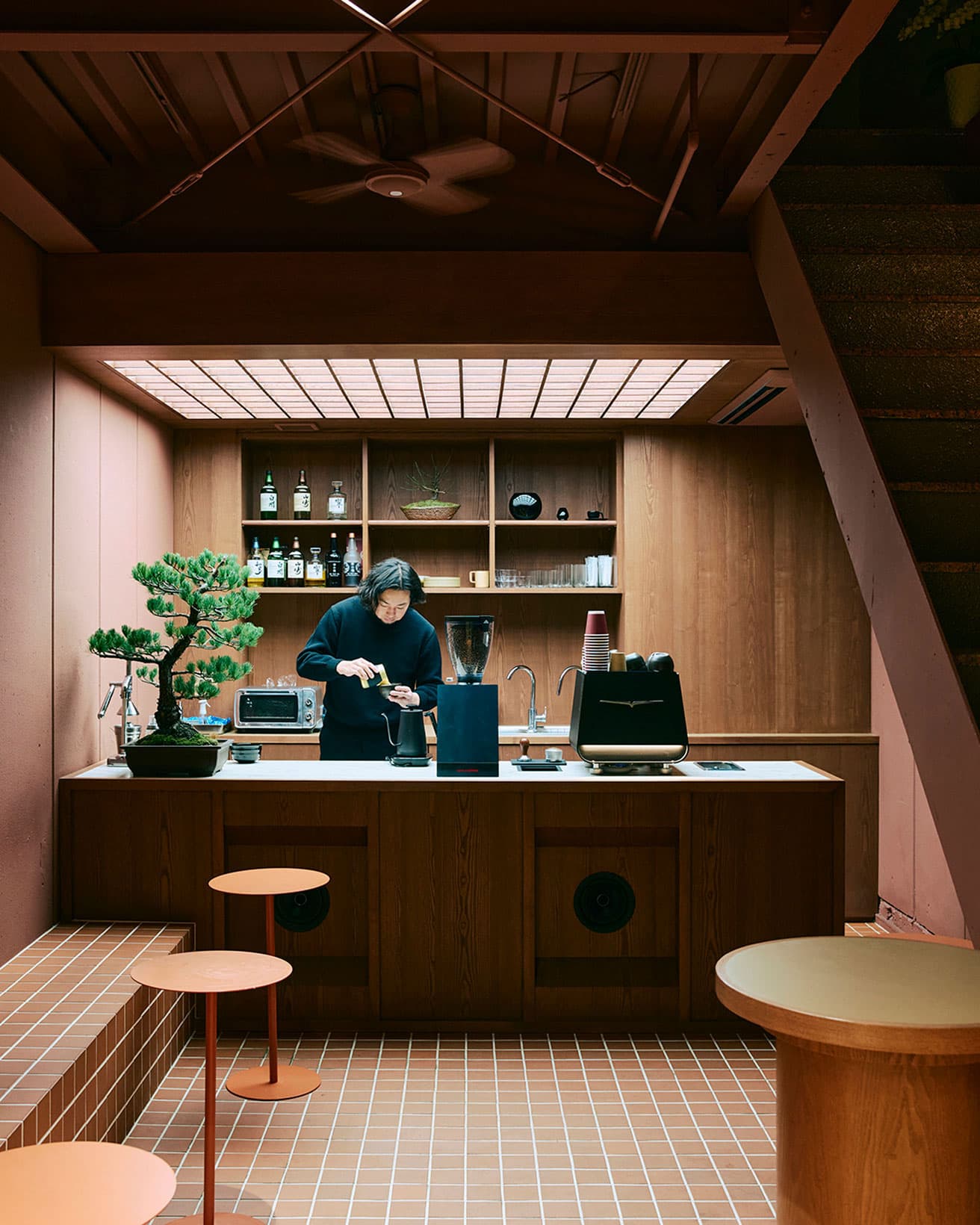 〈uru coffee〉内観。大阪〈TRANSFORM〉が担当。光と影のコントラストが、洗練された空間を生む。