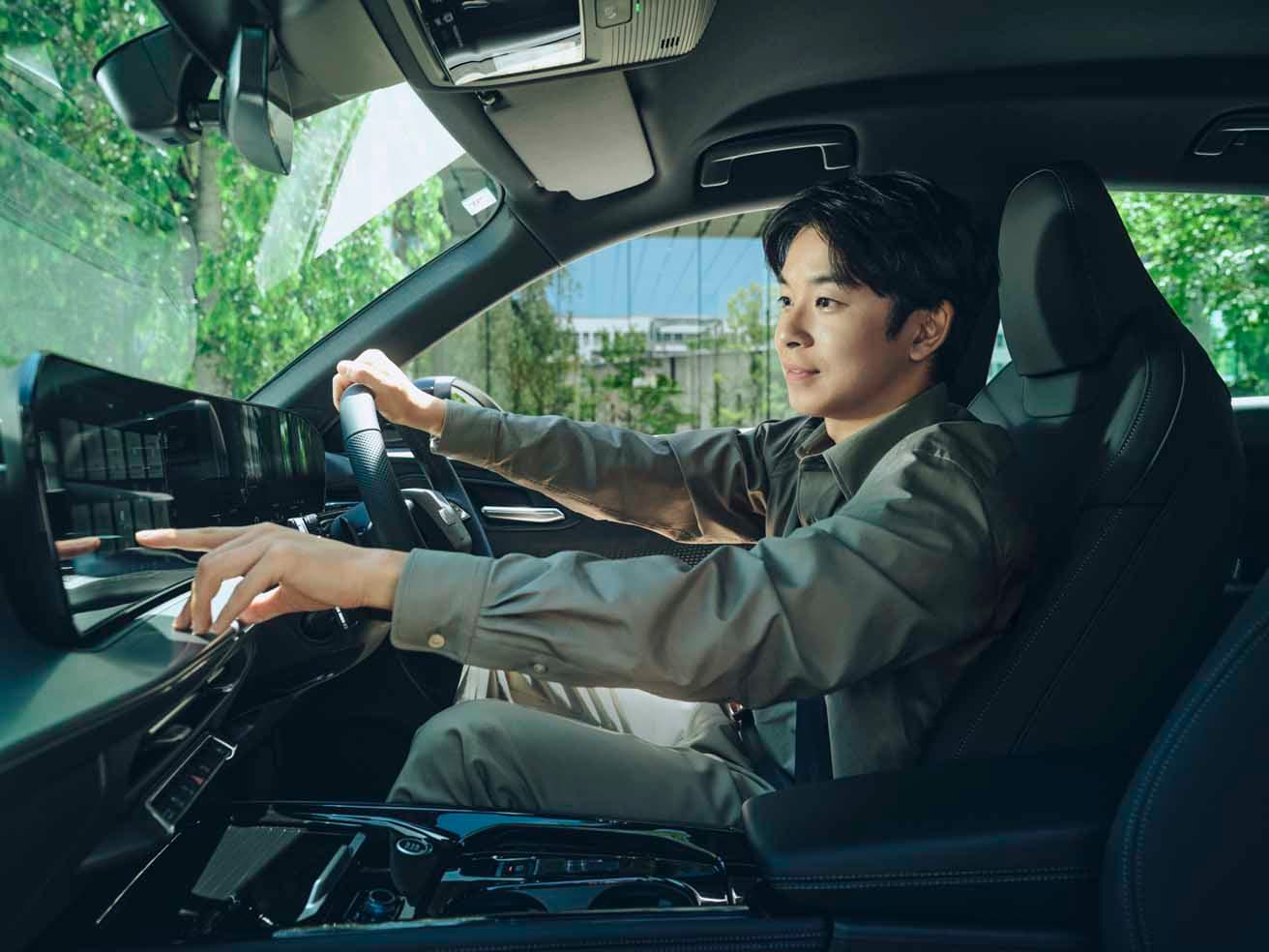 センターのタッチディスプレイは運転席側に傾けられ操作性にも配慮。デザイン性と機能性を高い次元で両立させている。