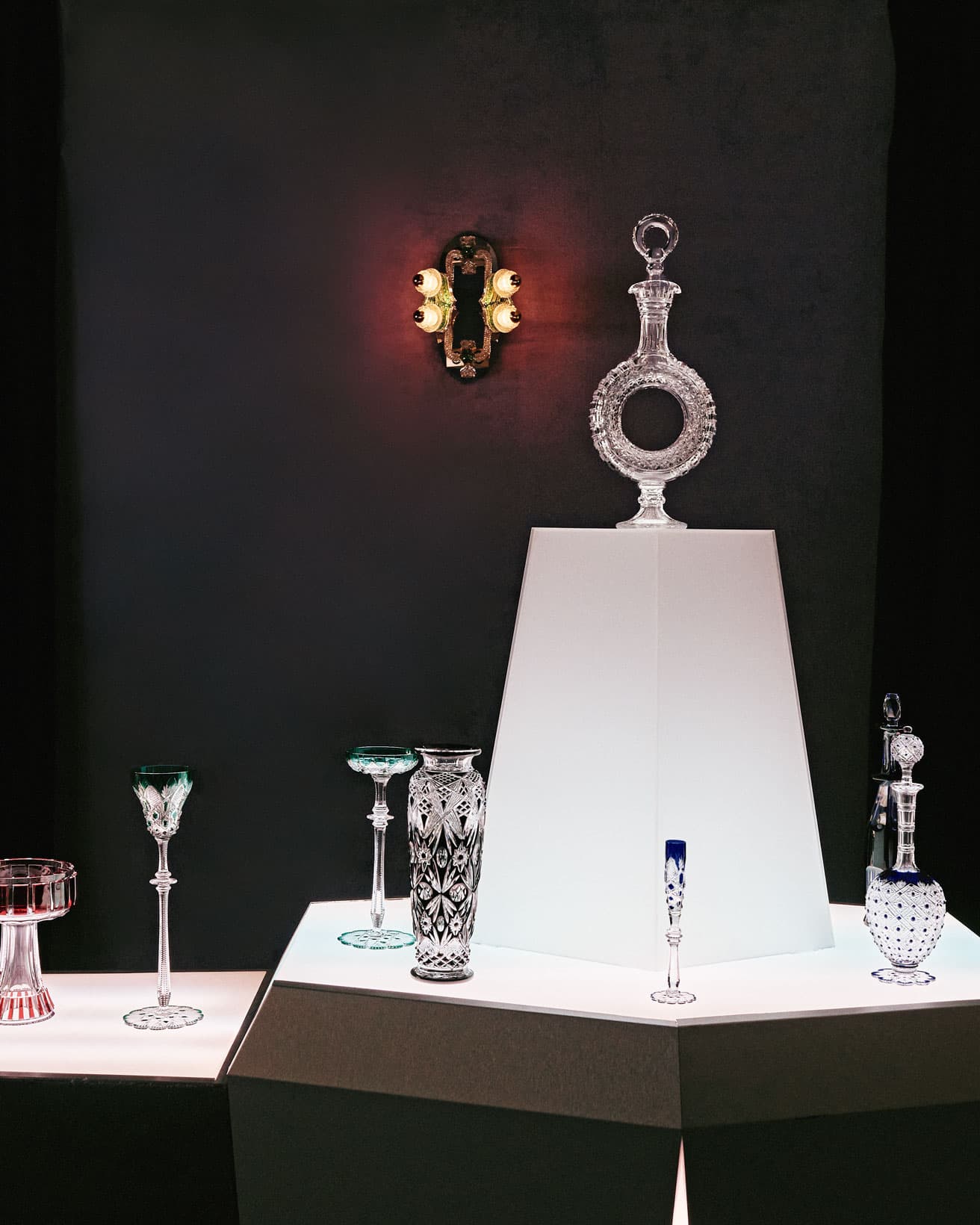 復刻された《アロ デカンタ》（台の上）が《ツァー》コレクションなどと展示。