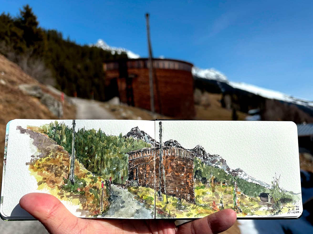 描き終わるとその場でスケッチと記念撮影。1989年にピンター・ズントーによって建てられた〈聖ベネディクト教会〉だ。