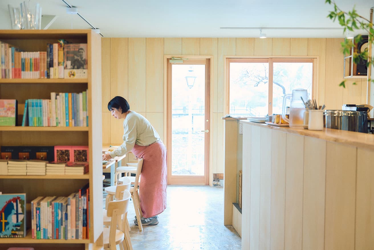 店主の吉崎さん。内装は、店主の夫であり家具デザイナーの鴻野祐が設計する。フィンランドでもデザインを学んだ彼が作る空間は、現地のあたたかな雰囲気を感じさせる。