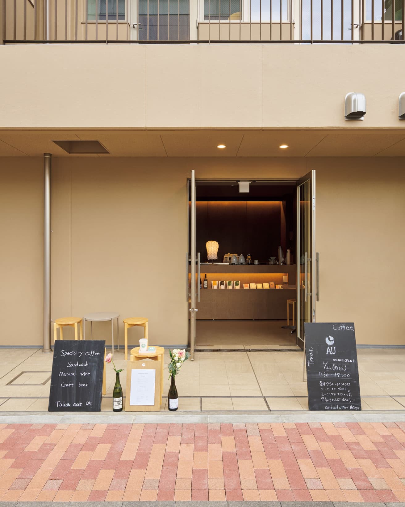 〈AU〉外観。テラス席もあるため、隅田川を眺めながら存分にコーヒーを堪能できる。