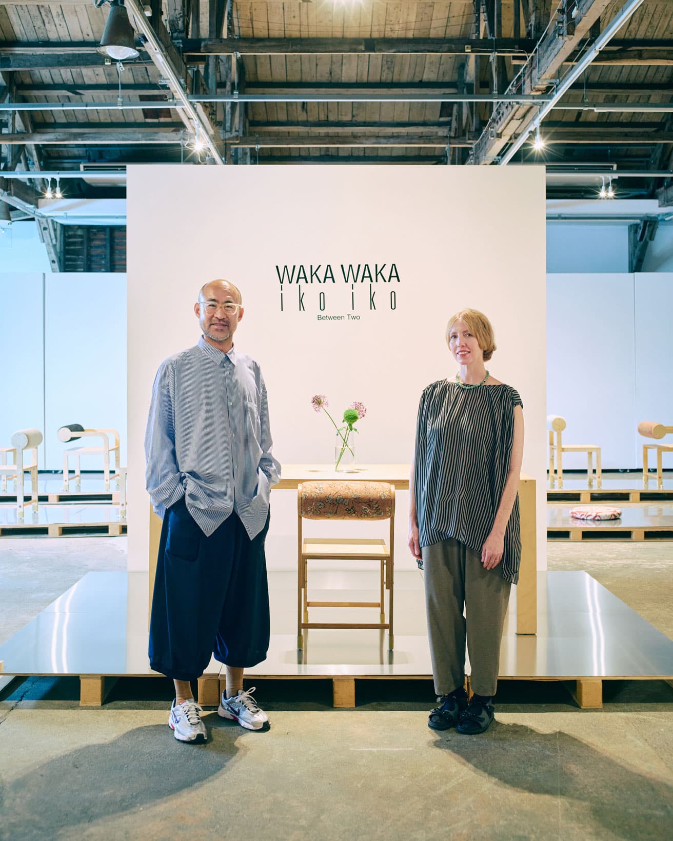 家具・オブジェクトプロジェクト〈WAKA WAKA〉を主宰する福岡出身のシン・オクダ（左）と、ロサンゼルスのコンセプトスペース〈iko iko〉を主宰するクリスティン・ディクソン＝オクダ（右）。