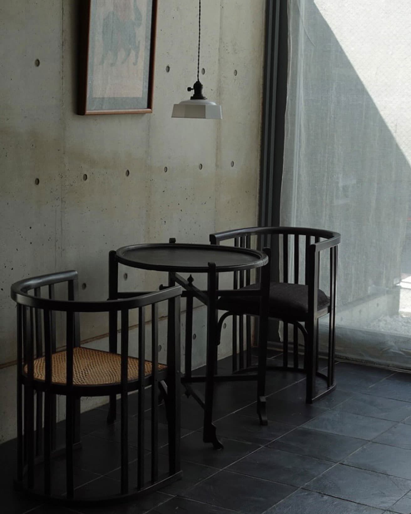 店はコンクリートの一軒家。1階が骨董ギャラリー、2階が喫茶、地下が文化展示室となっている。