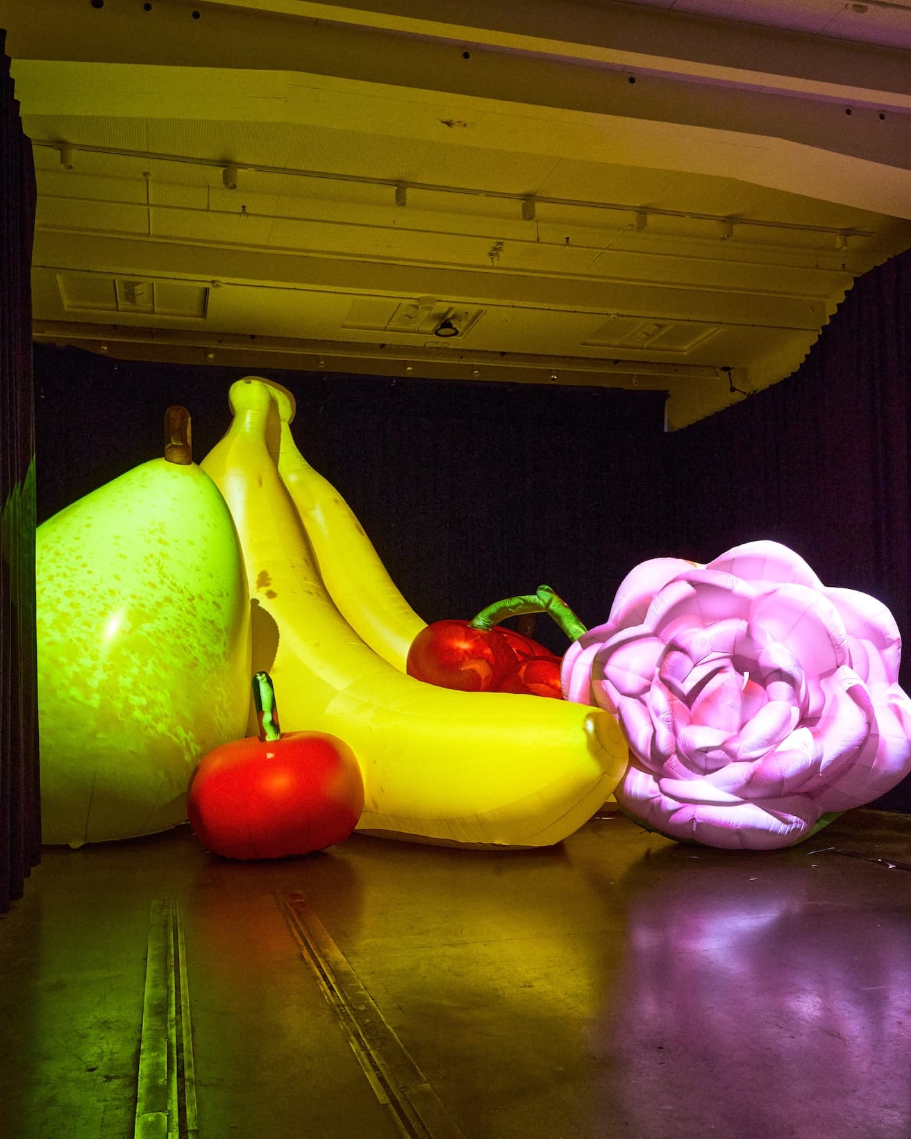 なんと生成AI〈Claude〉も参加。巨大な果物や野菜のオブジェが空間を埋め尽くす、ユーモラスなインスタレーションを展開した。AIを人間に代わるものではなく、創造のプロセスに加わるパートナーとして捉え、会期中にはその可能性を探るワークショップやトークイベントも開催。AIまでもクリエイティブをめぐる議論の輪に加わる、その振り幅の広さも〈Other Circle〉らしさだ。
