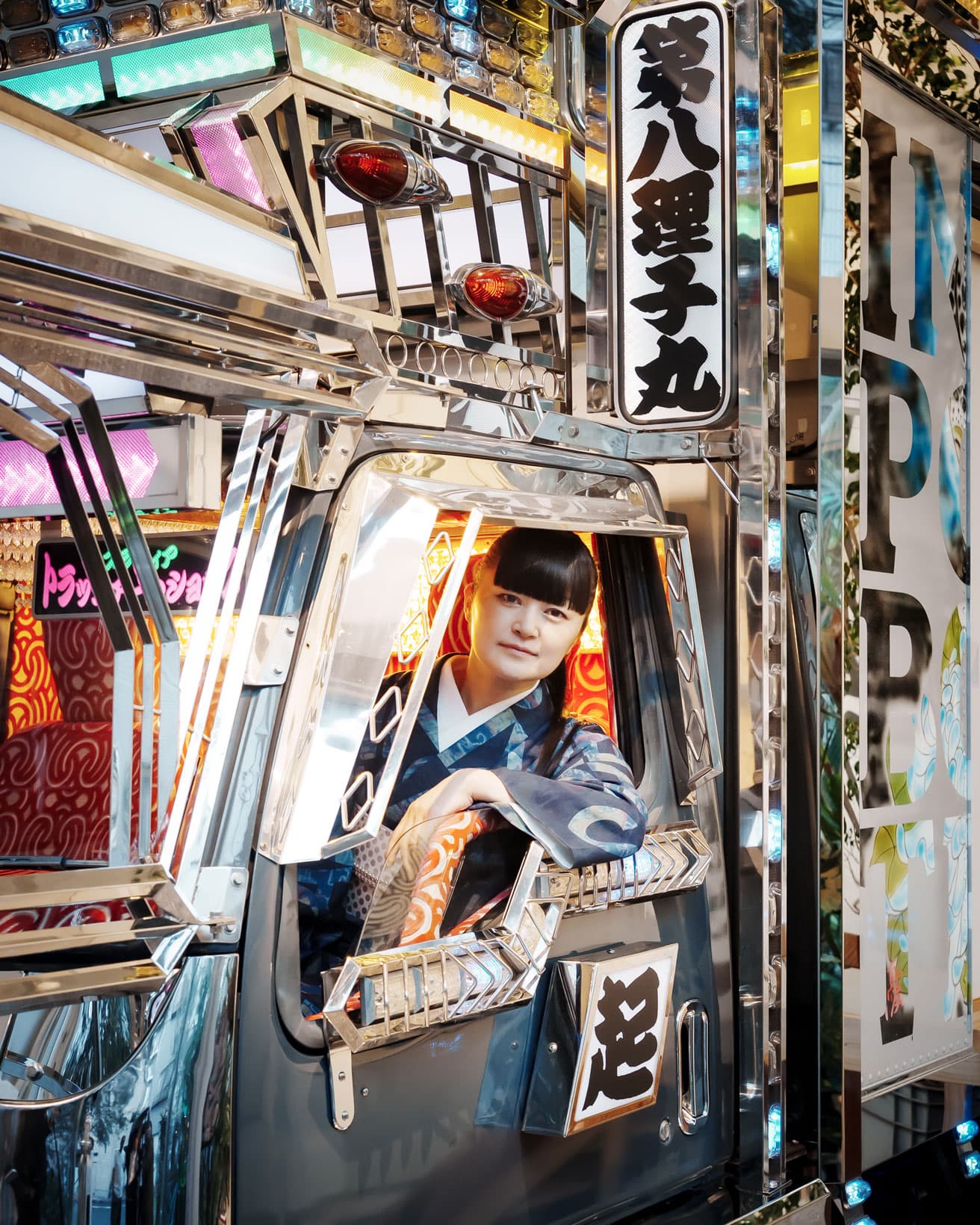助手席に座る高橋。自らの運転で、オフィス内に駐車した。
