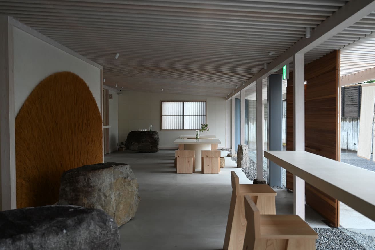 〈霧の朝〉の母体である〈丹波農産（株）〉 の建物を店舗としてリノベーション。