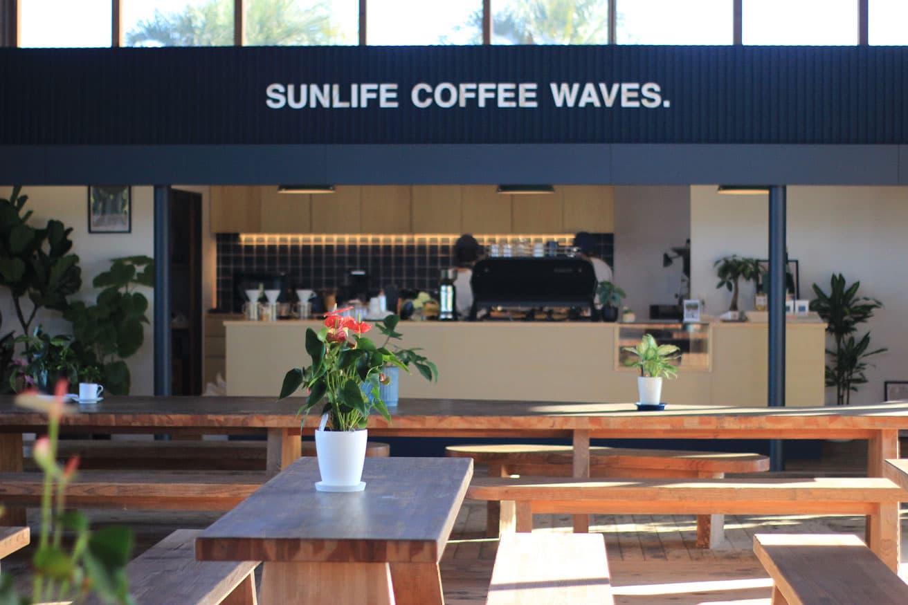 店内は、コーヒーが主役となる余白のある空間に。「すぐ横に海がある立地のため、光や風、外の空気を感じられるよう、屋外と屋内の境界をゆるやかにつくっています」と店主の斉藤成希さん。