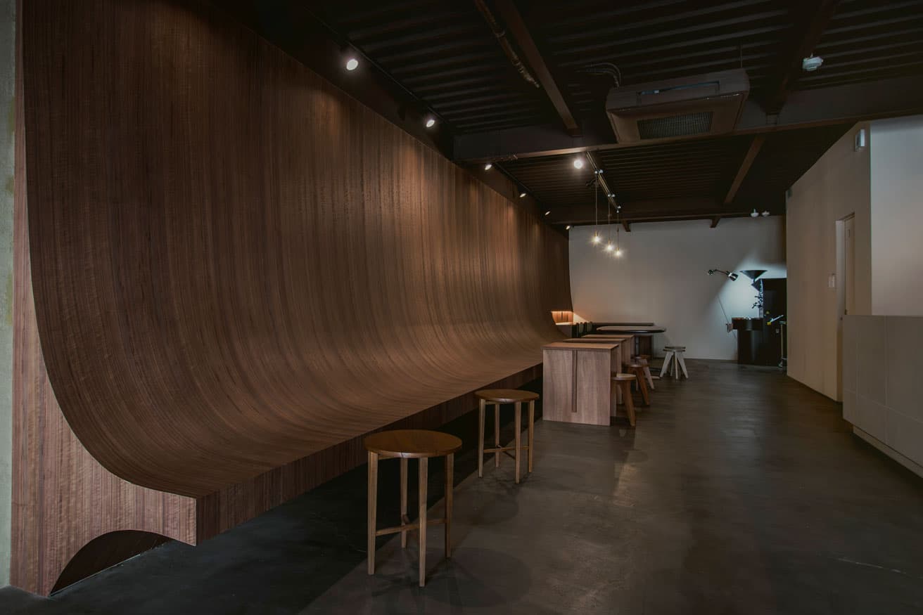 店に訪れる人々の身体と、高松の都市・建築が溶け合うような空間体験ができる設計となっている。