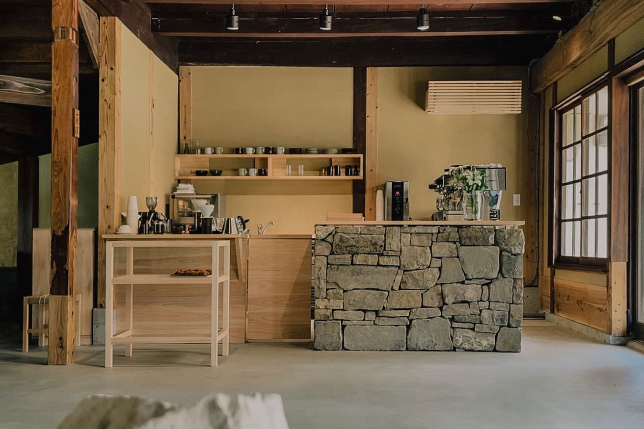 〈kiiro〉が製作した店内家具には、対馬ヒノキが使われている。