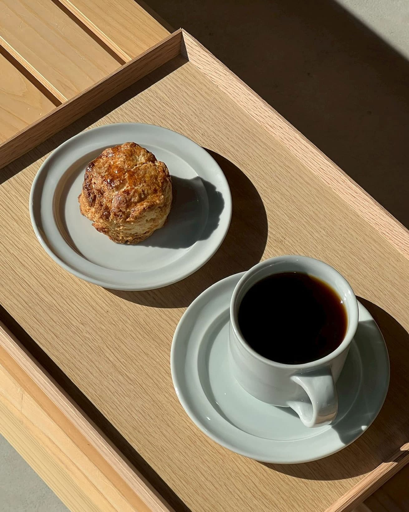 ドリップコーヒー650円〜。スコーンやフィナンシェ、季節のデザートなどのフードメニューも扱っている。