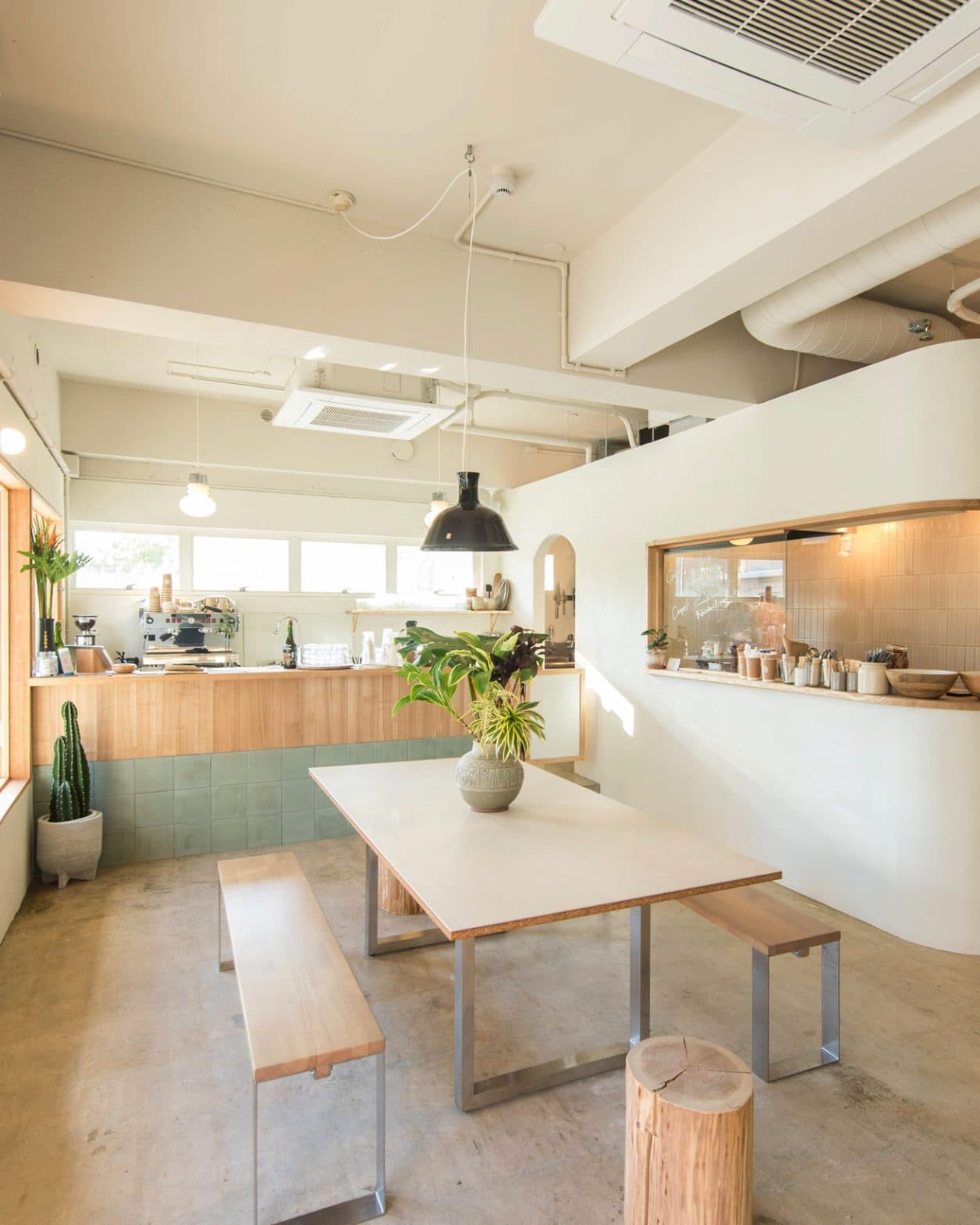 沖縄・北谷で訪れたい海辺のカフェ。那覇の豆で淹れるコーヒーと自家製ガレットを。