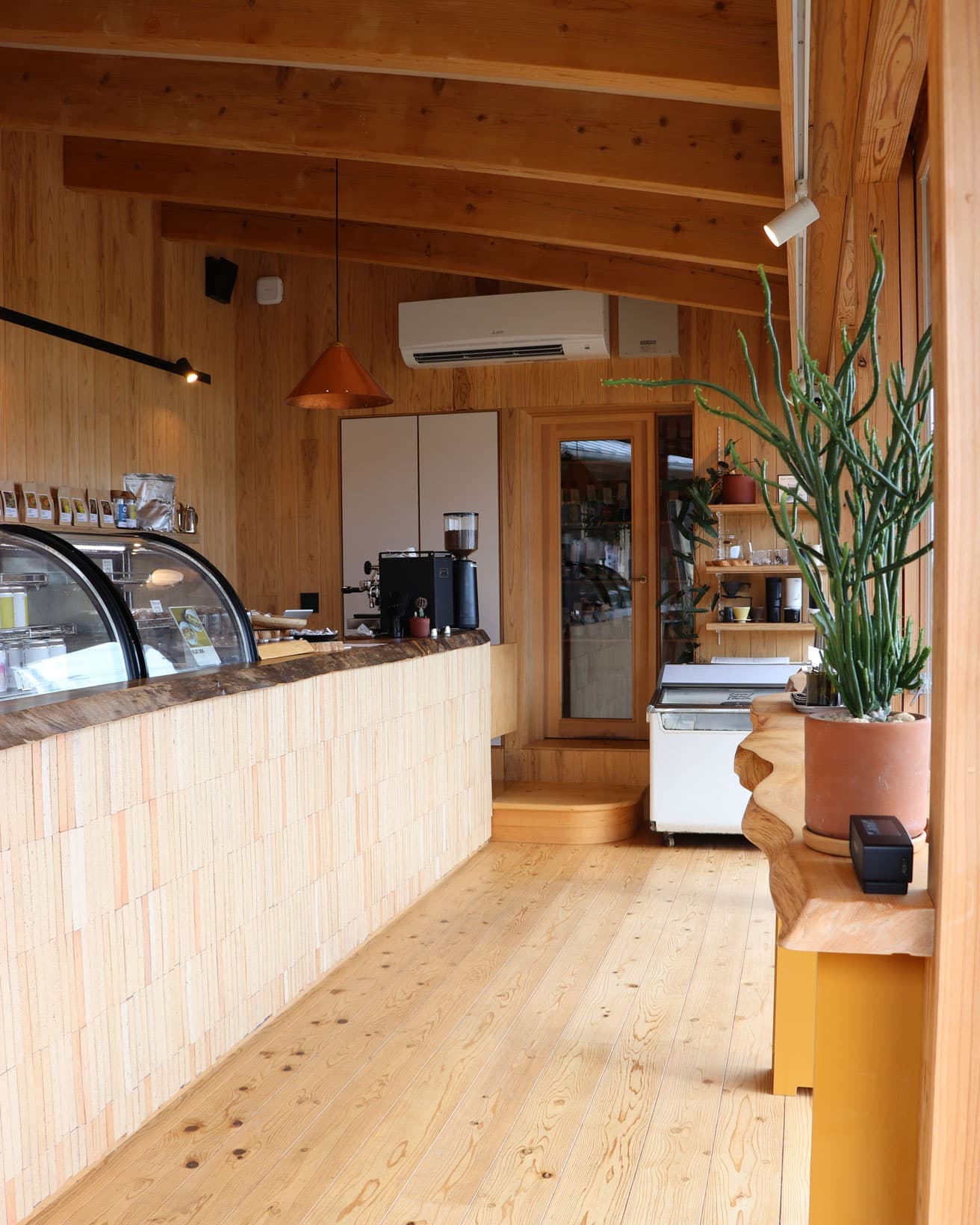 ドリップコーヒーは600円。各地からセレクトしたナチュラルワインや焼酎、クラフトジンも扱う。