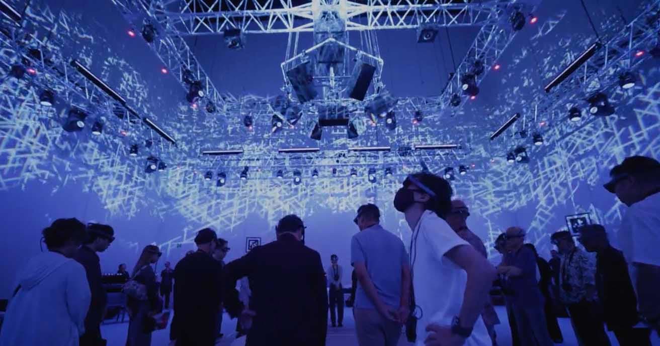 《KAGAMI》には、60分の体験ができるRED TICKET（来場者限定特典付き）と、30分の体験ができるBLUE TICKETの2種があり、いずれも日時指定券。
