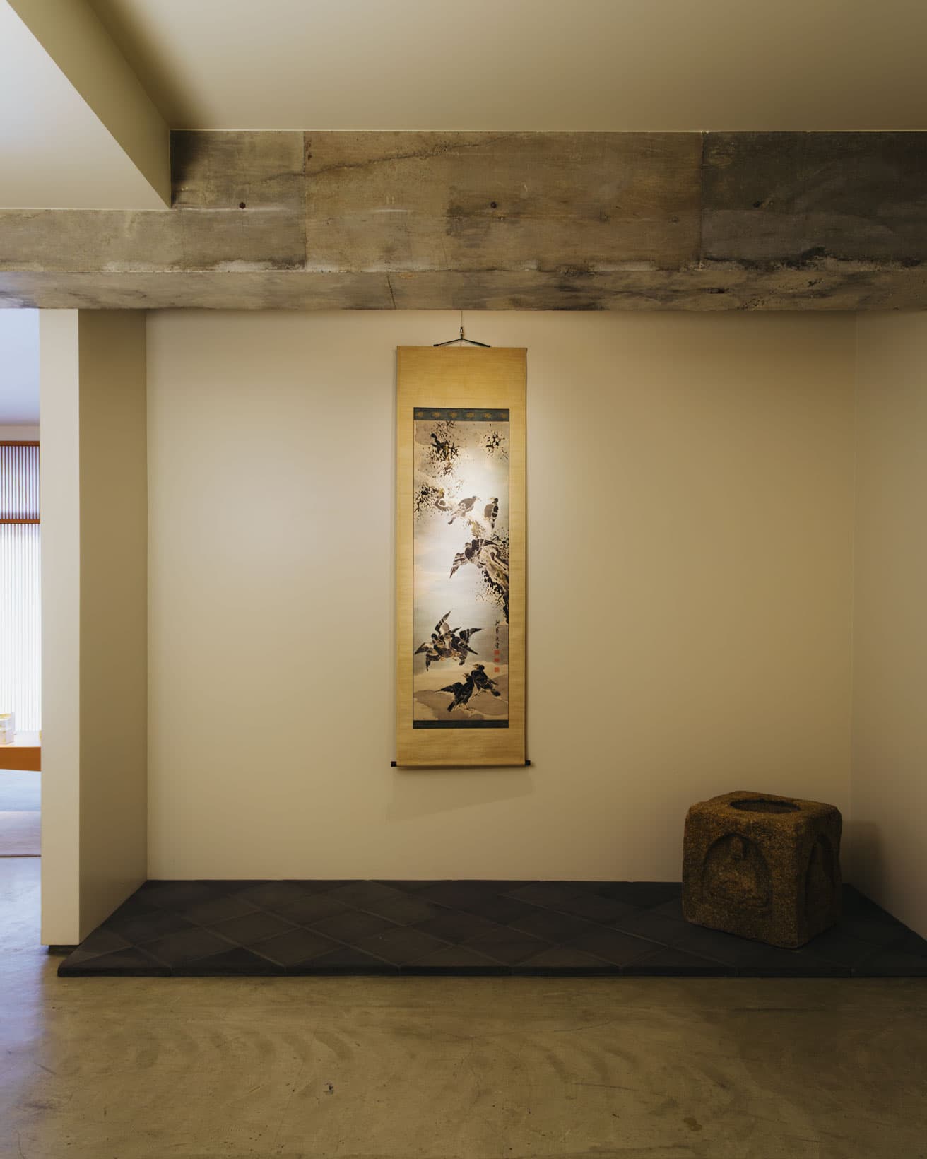 俳人・画家として才能を発揮した与謝蕪村《枯木叭々鳥図》。羽を大きく広げて威嚇したり、枝に止まり静かに佇んだり。さまざまな姿で叭々鳥を生き生きと描く。