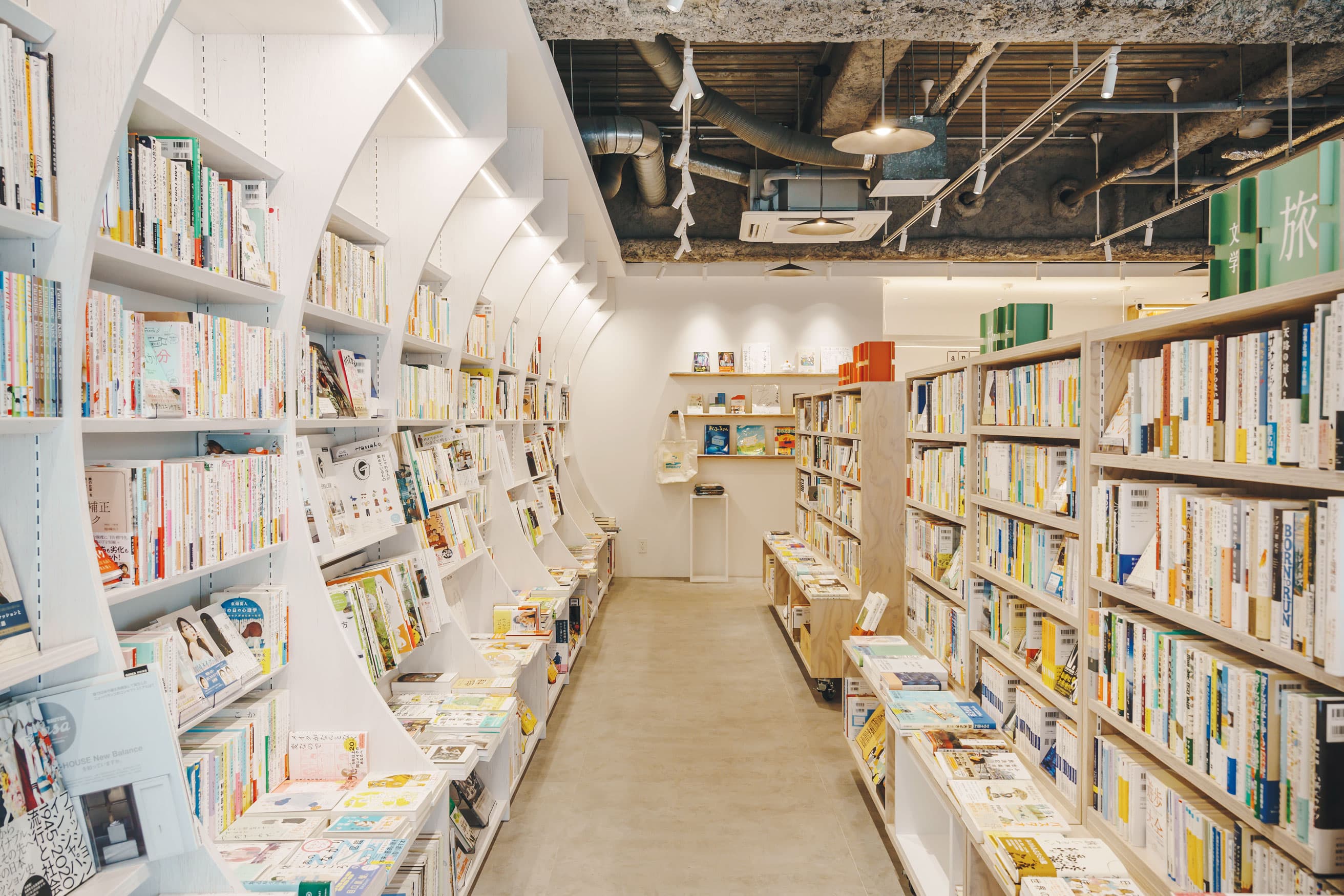 旅に連れていきたくなる一冊が見つかる。版元が手がける「旅と暮らし」の書店が千石に。