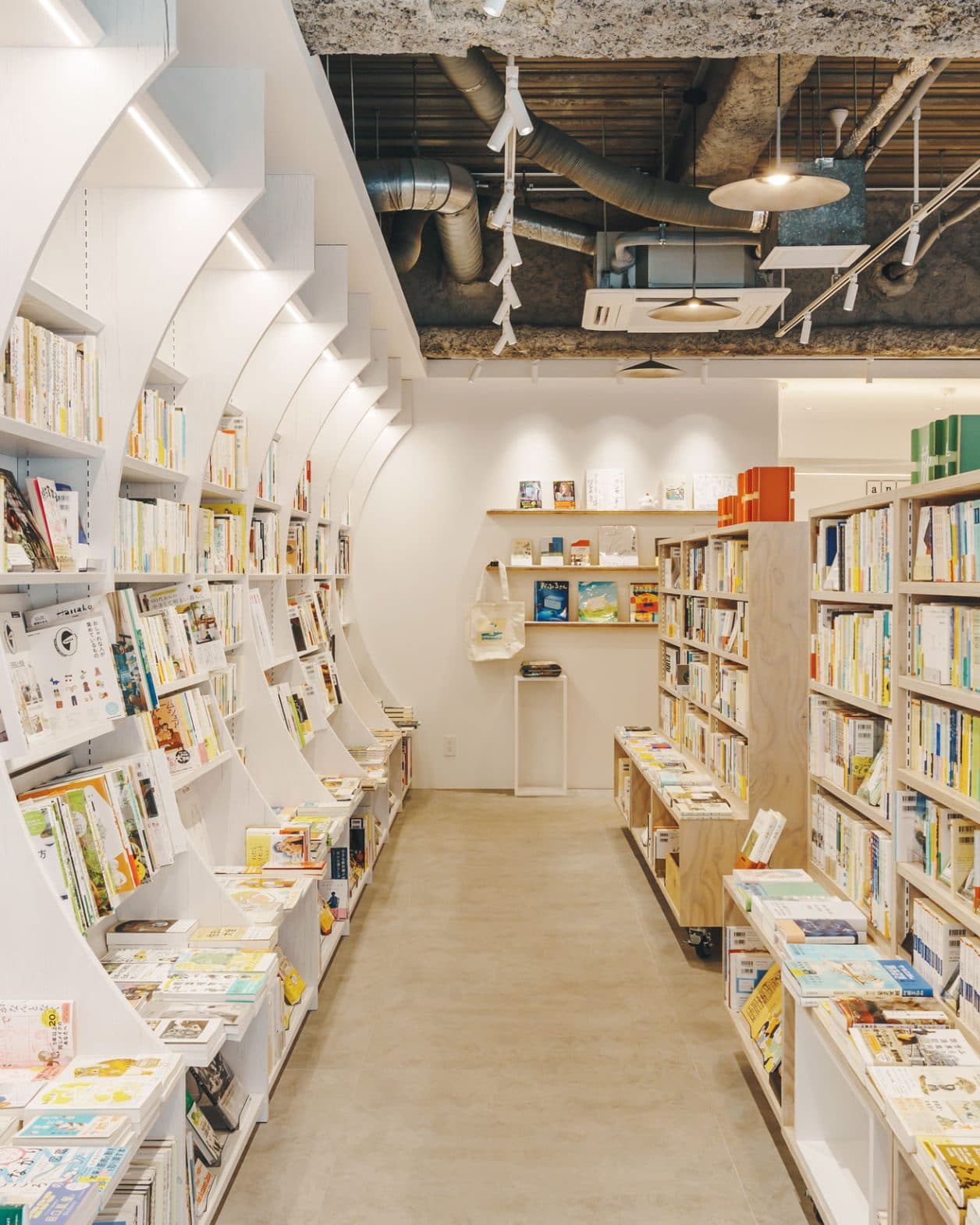 旅に連れていきたくなる一冊が見つかる。版元が手がける「旅と暮らし」の書店が千石に。