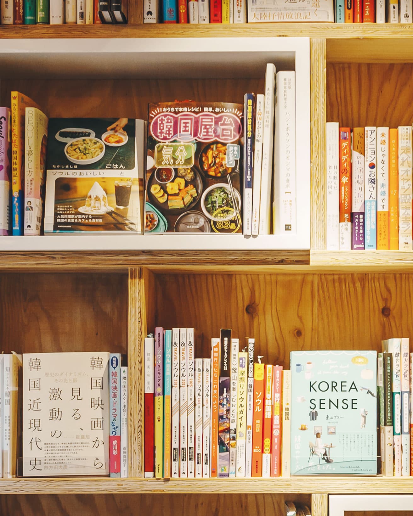 旅の本は国内外エリア別に配書。観光ガイド的切り口だけではない紀行本やエッセイなども。